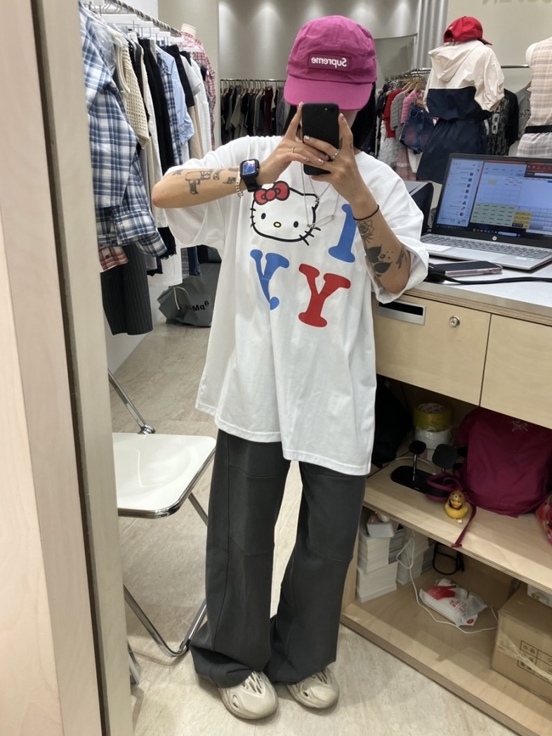 Adidas Yeezy Foam RNNR Sand, Open Yy x Hello Kitty T-Shirt White 착용 스타일