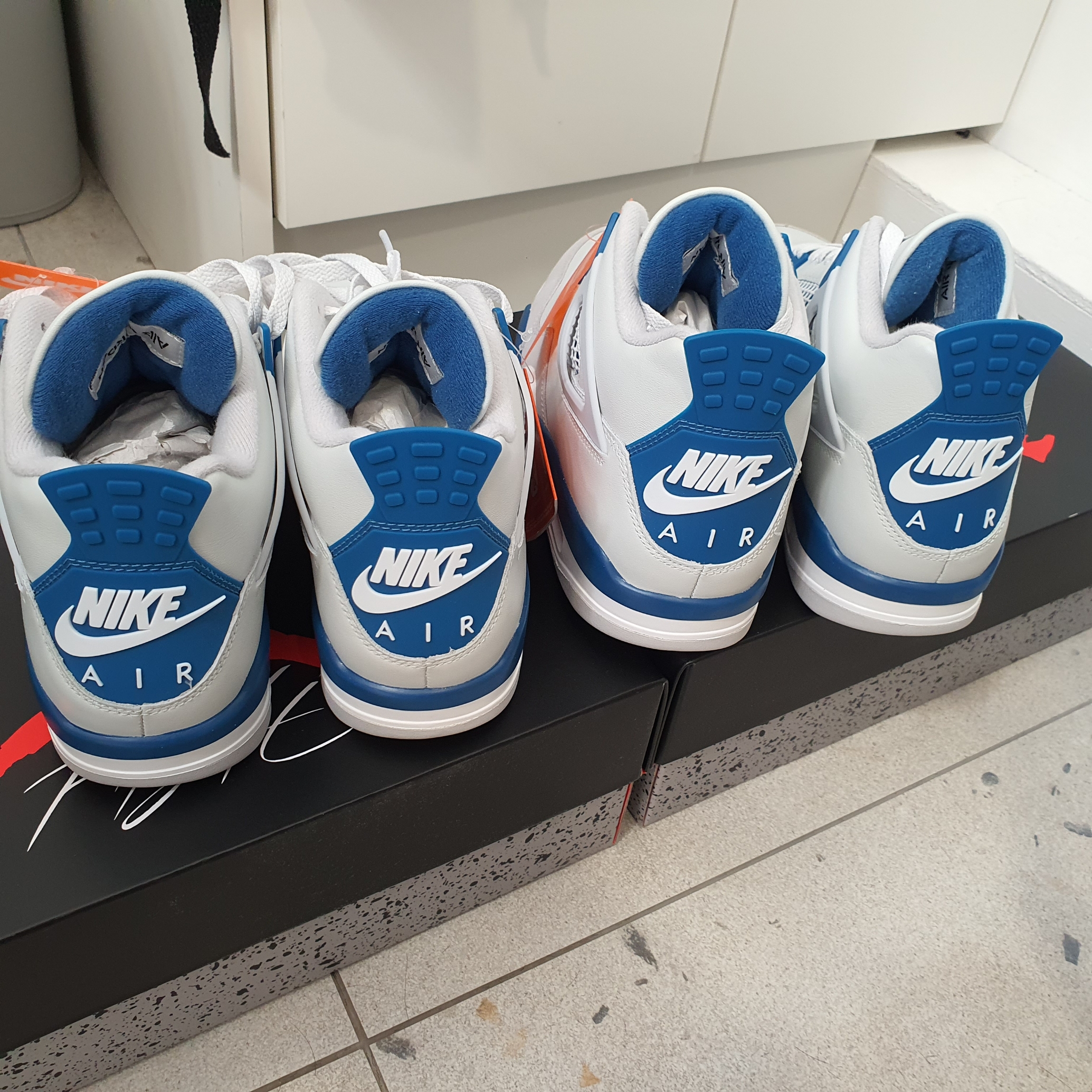 Jordan 4 Retro Industrial Blue 착용 스타일