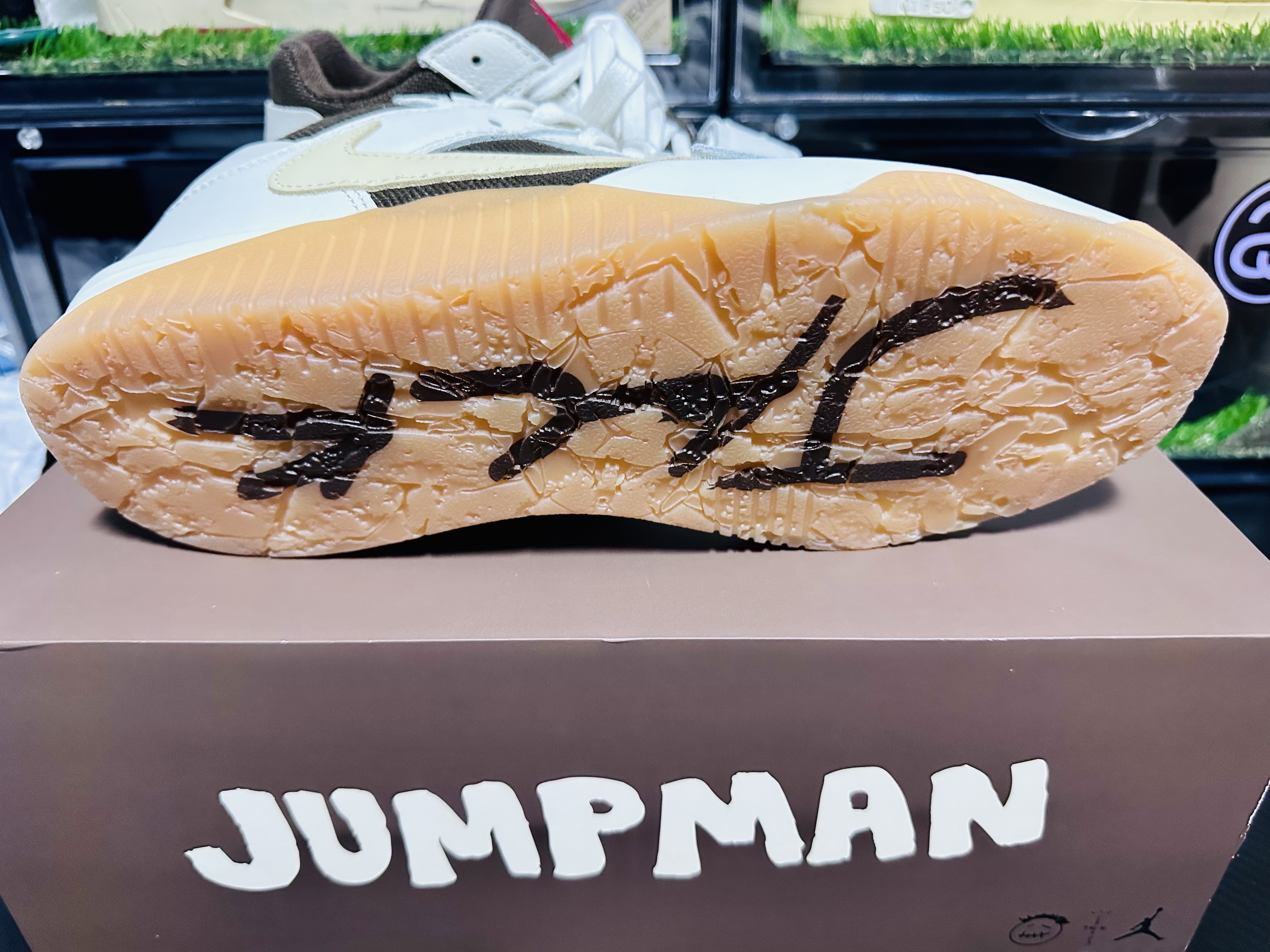 Jordan x Travis Scott Jumpman Jack TR Sail and Dark Mocha 착용 스타일 - 1