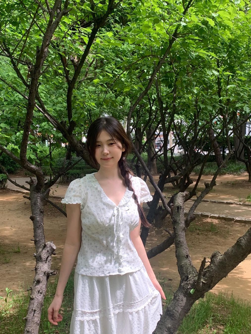 Margarin Fingers Floral Frill Blouse Light Blue 착용 스타일