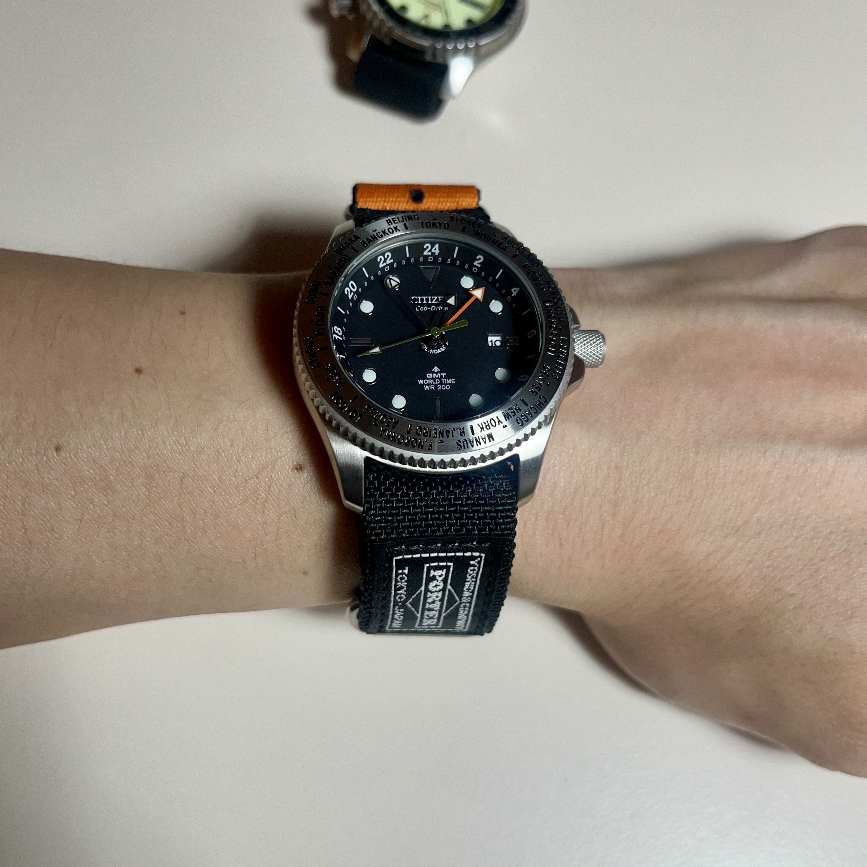 Citizen x Porter GMT World Time Black 착용 스타일 - 1