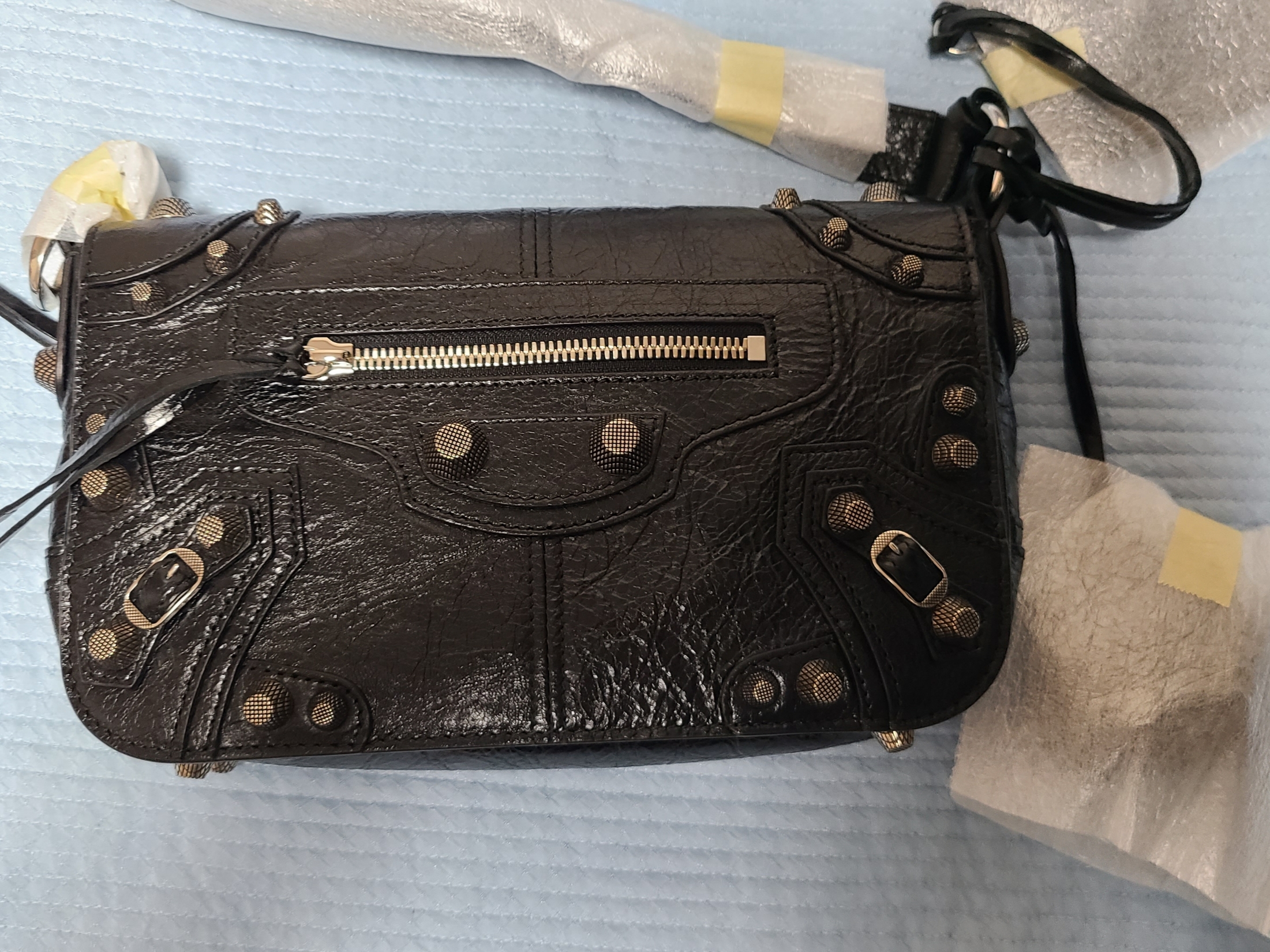 Balenciaga Arena Lambskin Aged Silver Hardware Le Cagole XS Flap Bag Black 착용 스타일 - 2
