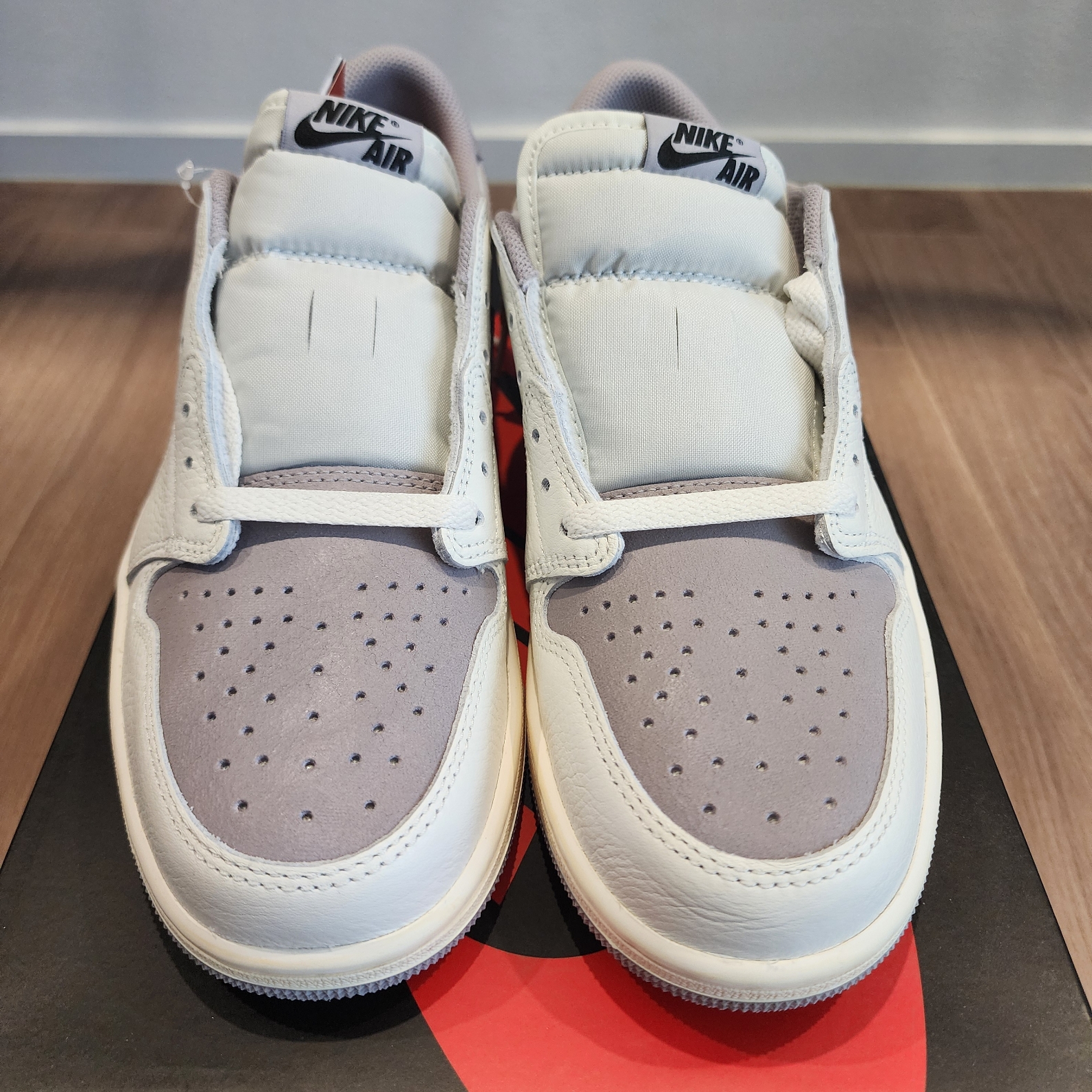 Jordan 1 Retro Low OG Atmosphere Grey 착용 스타일 - 1