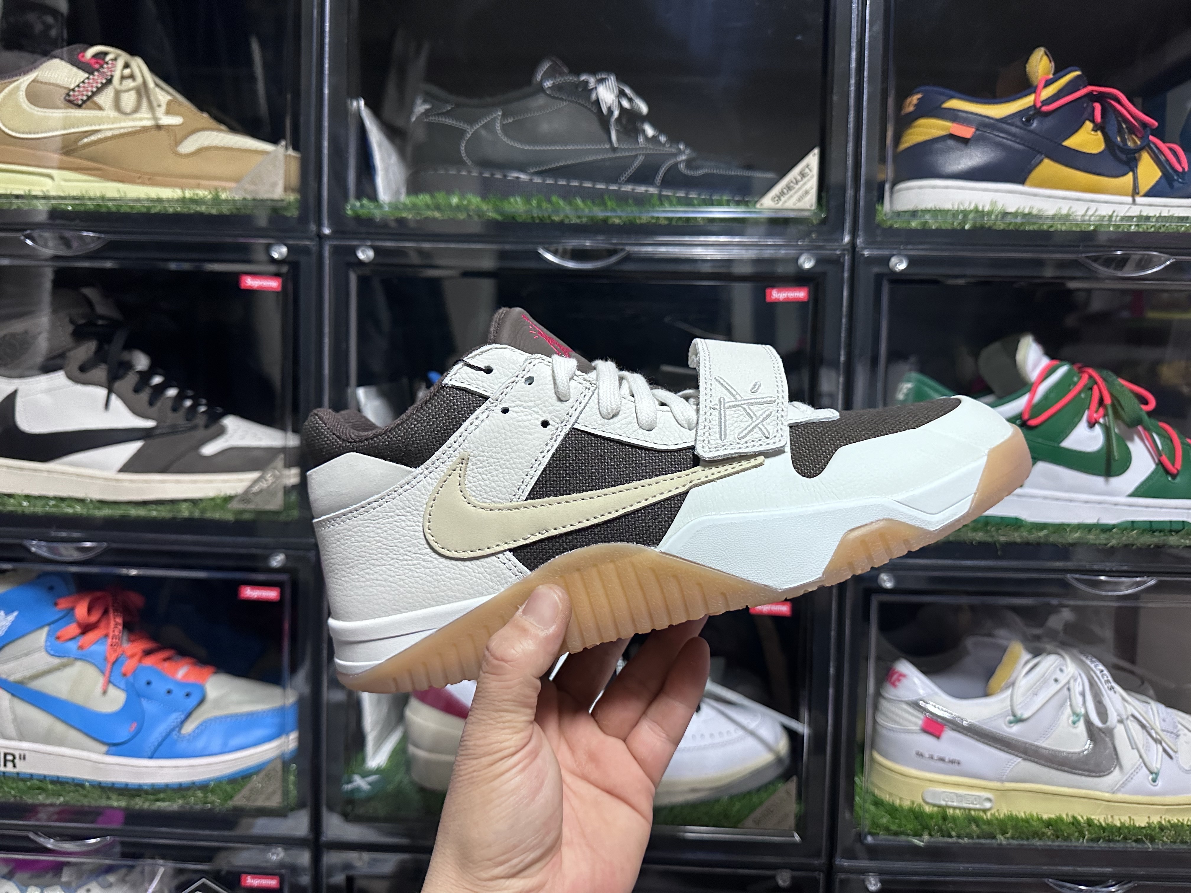 Jordan x Travis Scott Jumpman Jack TR Sail and Dark Mocha 착용 스타일 - 5