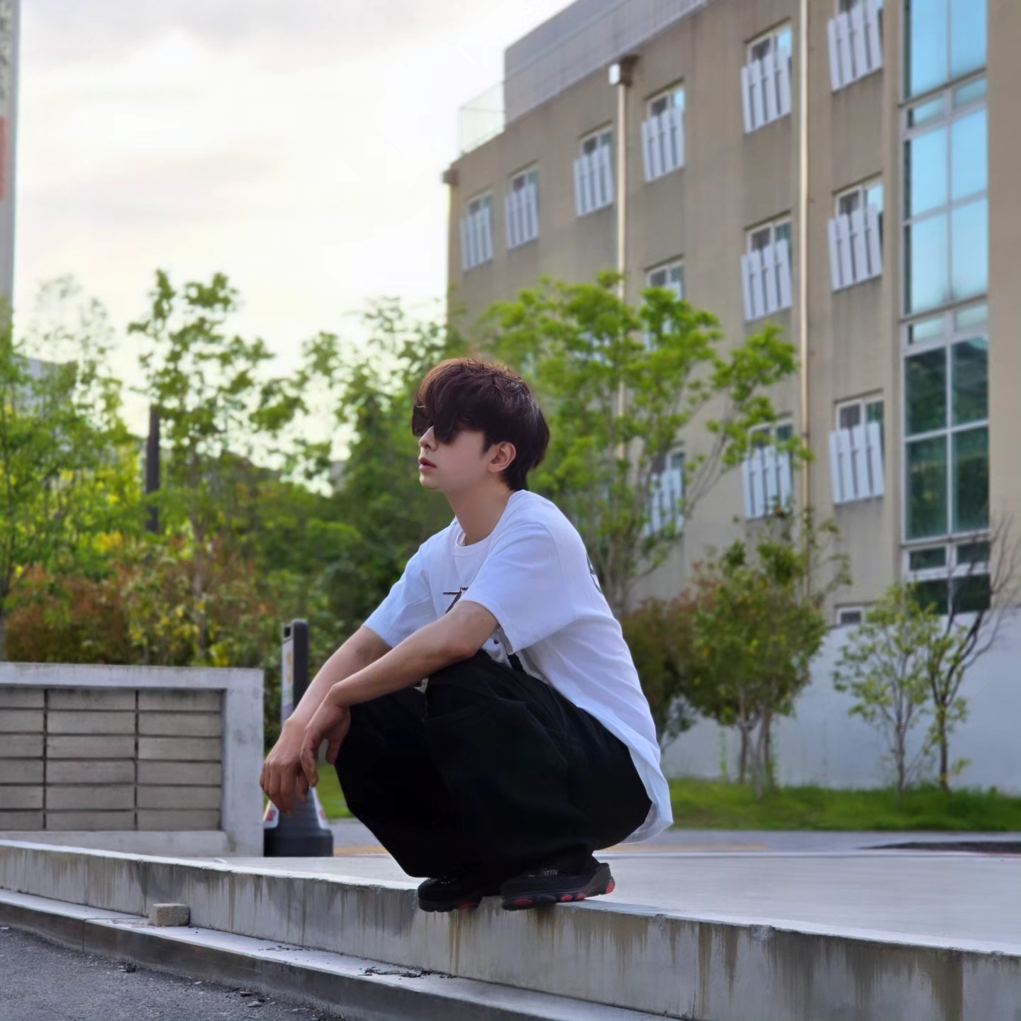 Crocs x Staple Classic All Terrain Clog Black, Stussy DSM World Tour T-Shirt White 착용 스타일 - 1