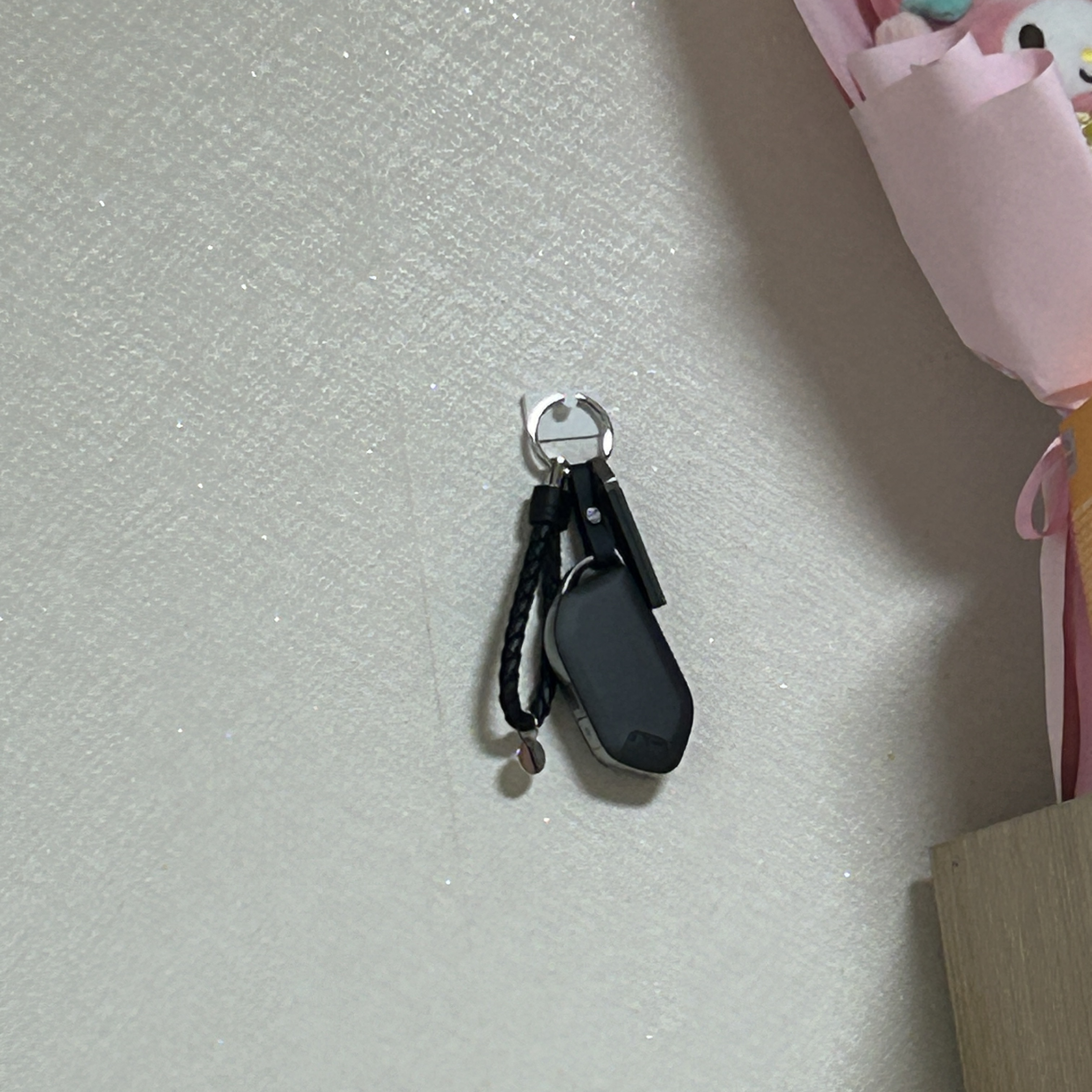 Bottega Veneta Logo Tag Keyring Black 착용 스타일