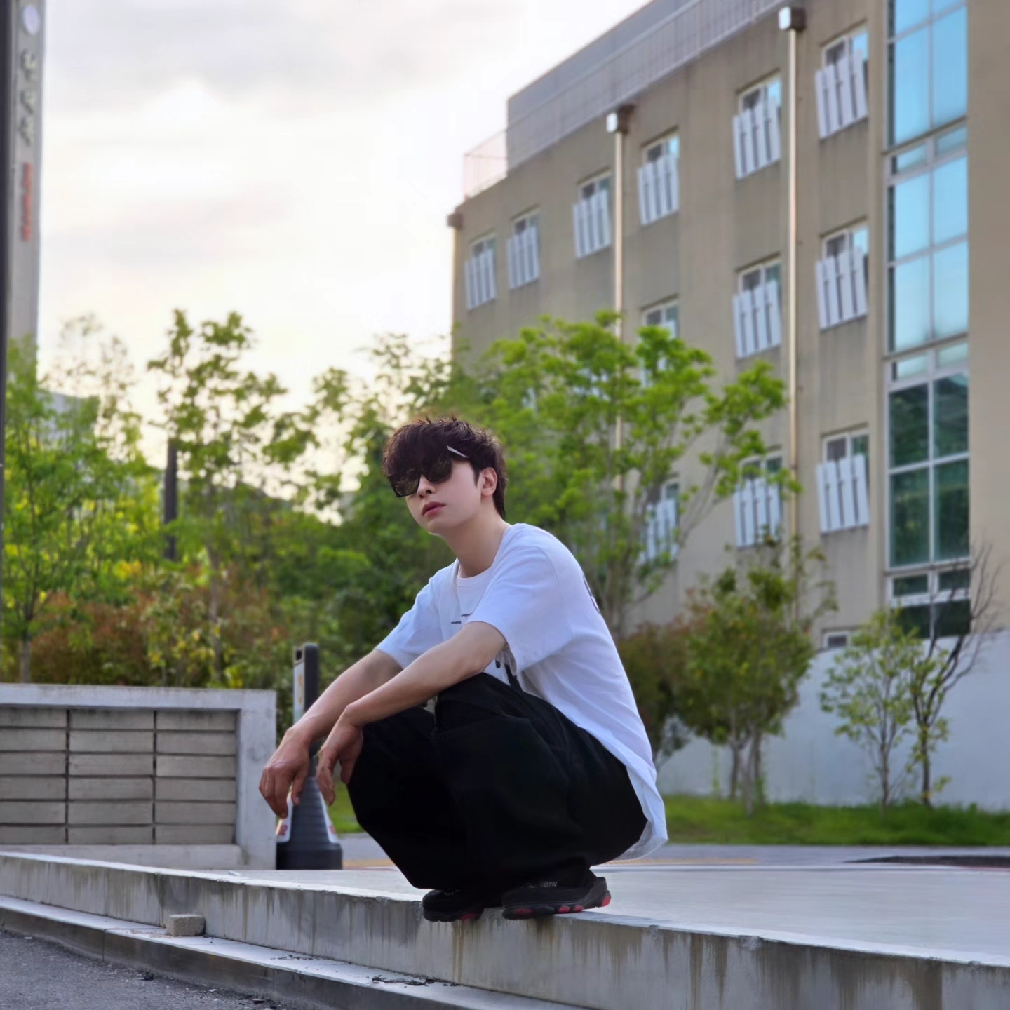 Crocs x Staple Classic All Terrain Clog Black, Stussy DSM World Tour T-Shirt White 착용 스타일 - 4