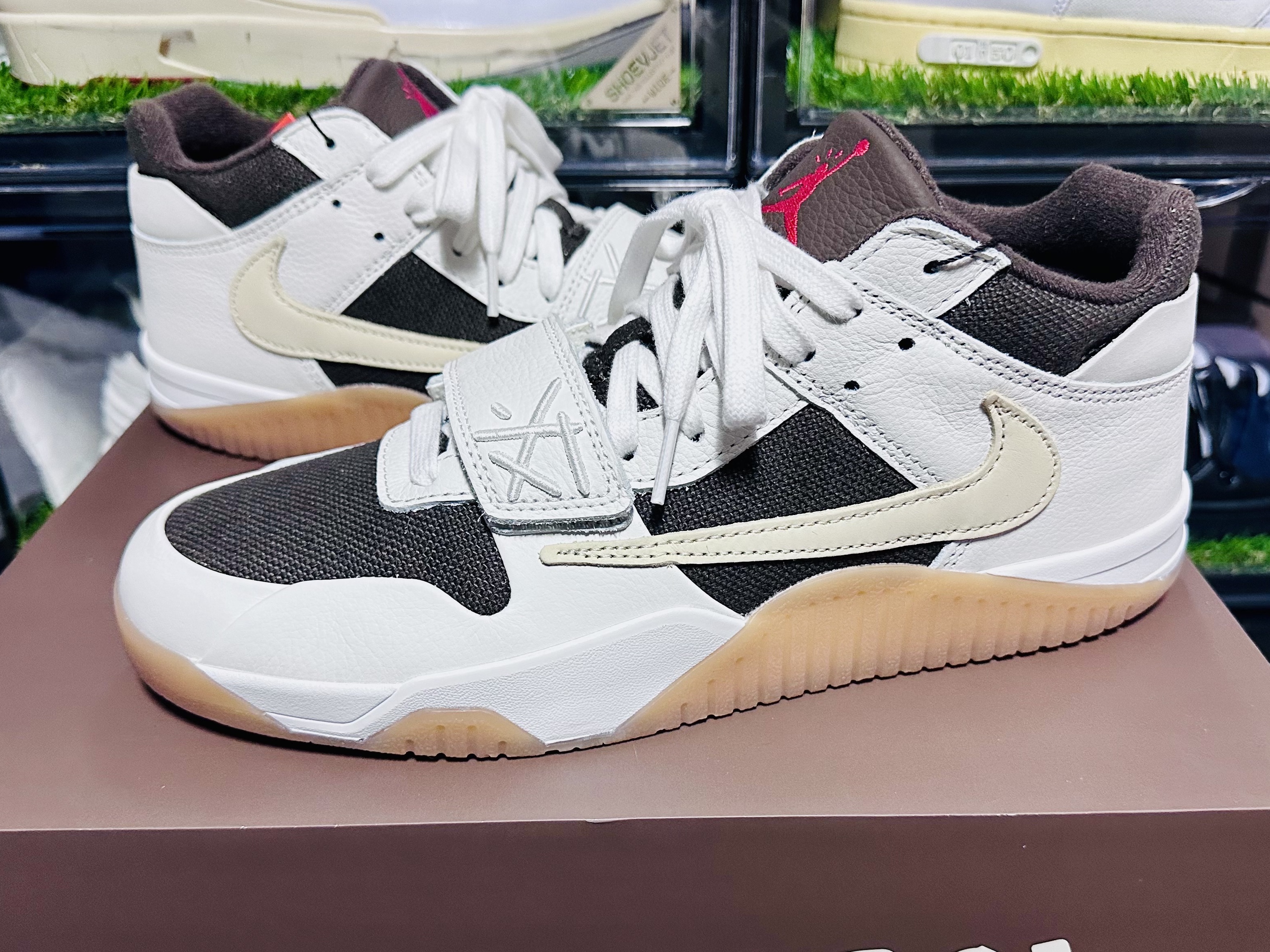 Jordan x Travis Scott Jumpman Jack TR Sail and Dark Mocha 착용 스타일 - 2
