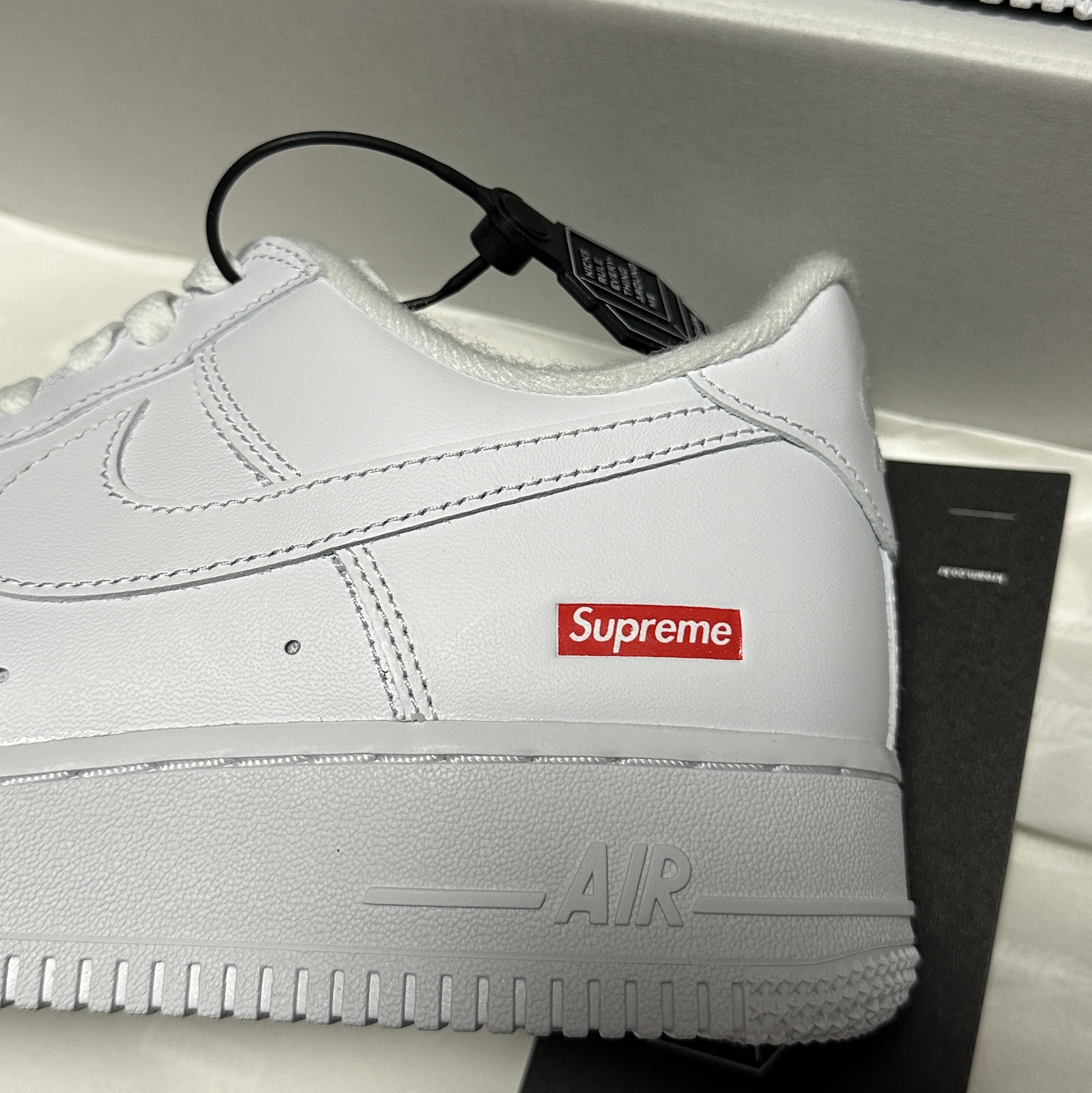 Nike x Supreme Air Force 1 Low White 착용 스타일 - 1