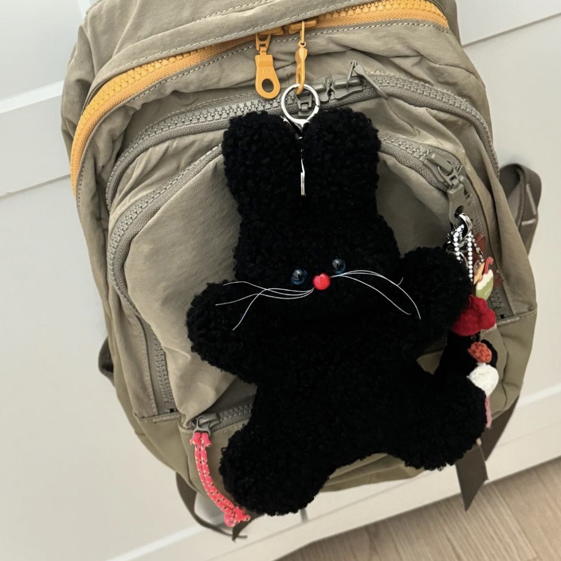 Lelbobrown Bunny Oversize Keyring Happy Bunny 착용 스타일