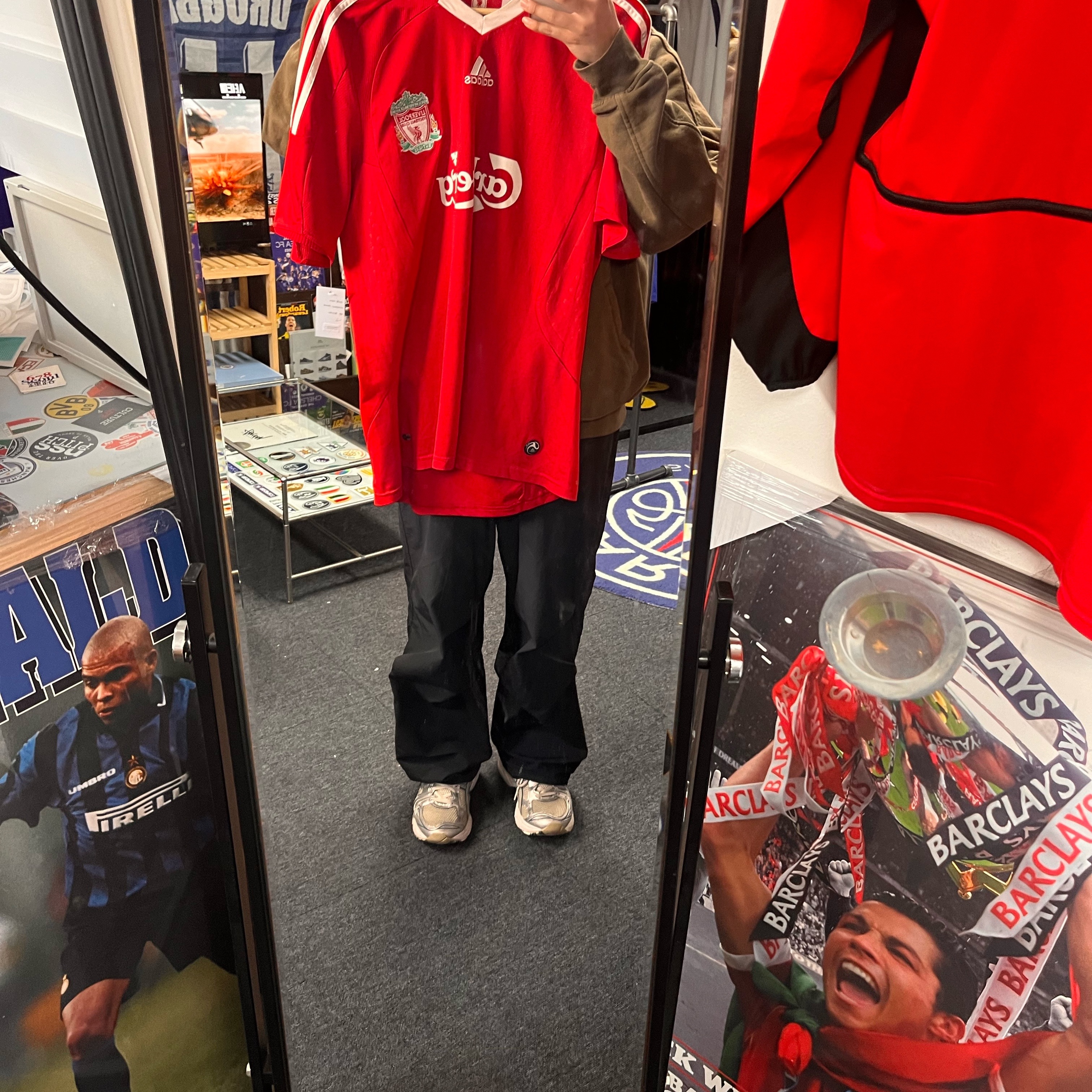 Nike Liverpool FC 2020/21 Dri-Fit Stadium Home SS Jersey Gym Red (Non Marking Ver.), Nike Liverpool FC 2022/23 Stadium Home Dri-Fit Jersey Red (Non Marking Ver.) 착용 스타일 - 2