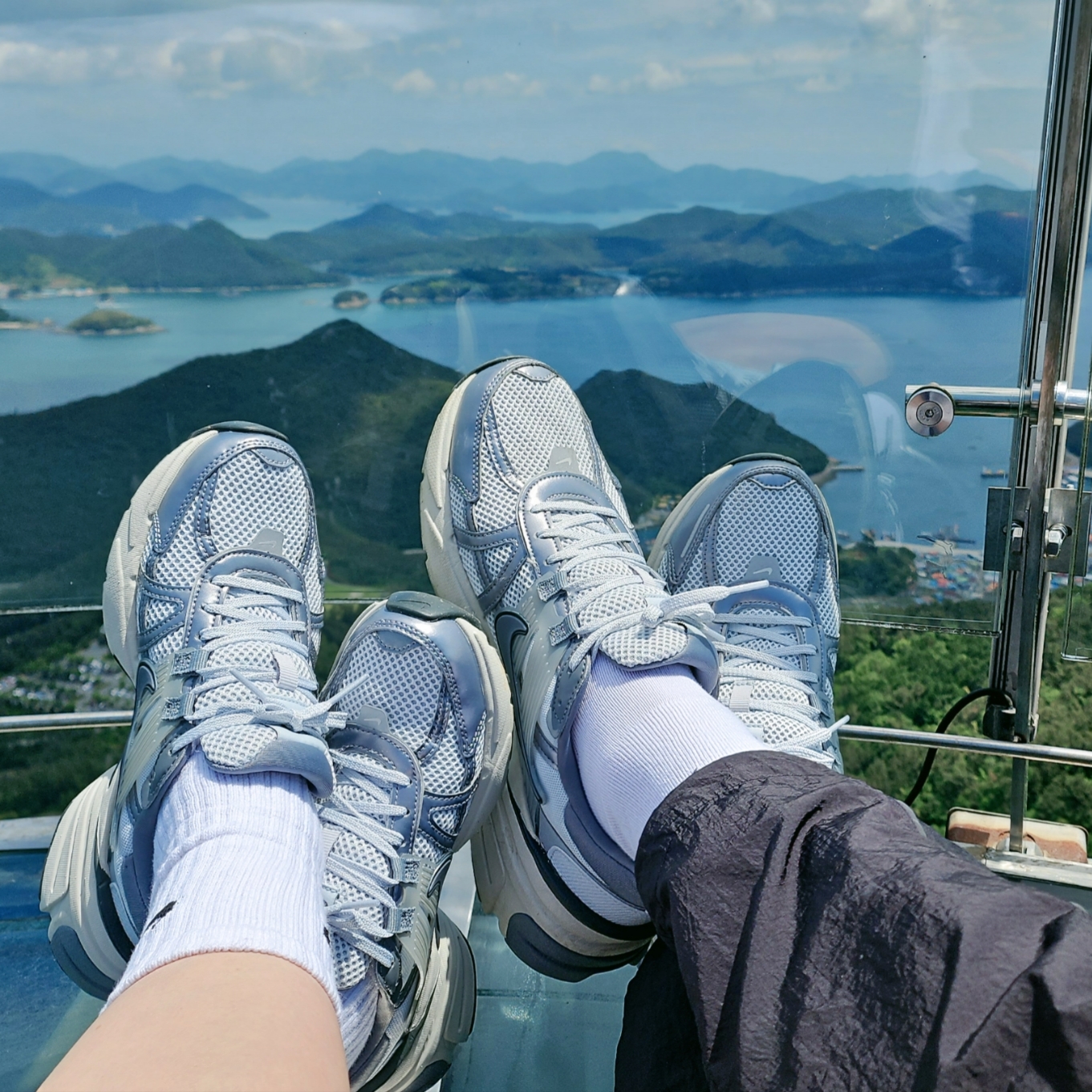 Nike V2K Run Pure Platinum Wolf Grey 착용 스타일