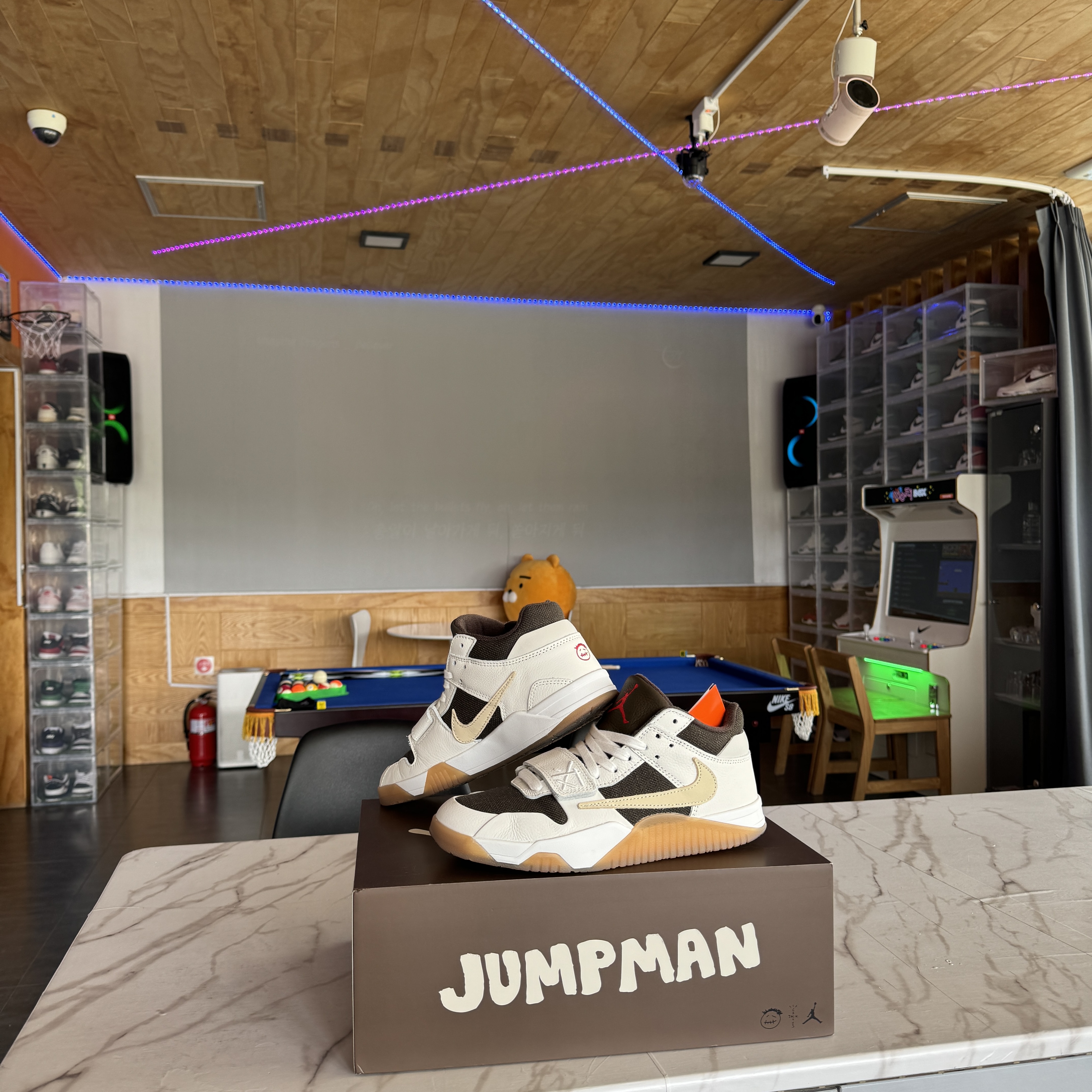 Jordan x Travis Scott Jumpman Jack TR Sail and Dark Mocha, Samsung The Freestyle All Round Player White (Korean Ver.) 착용 스타일