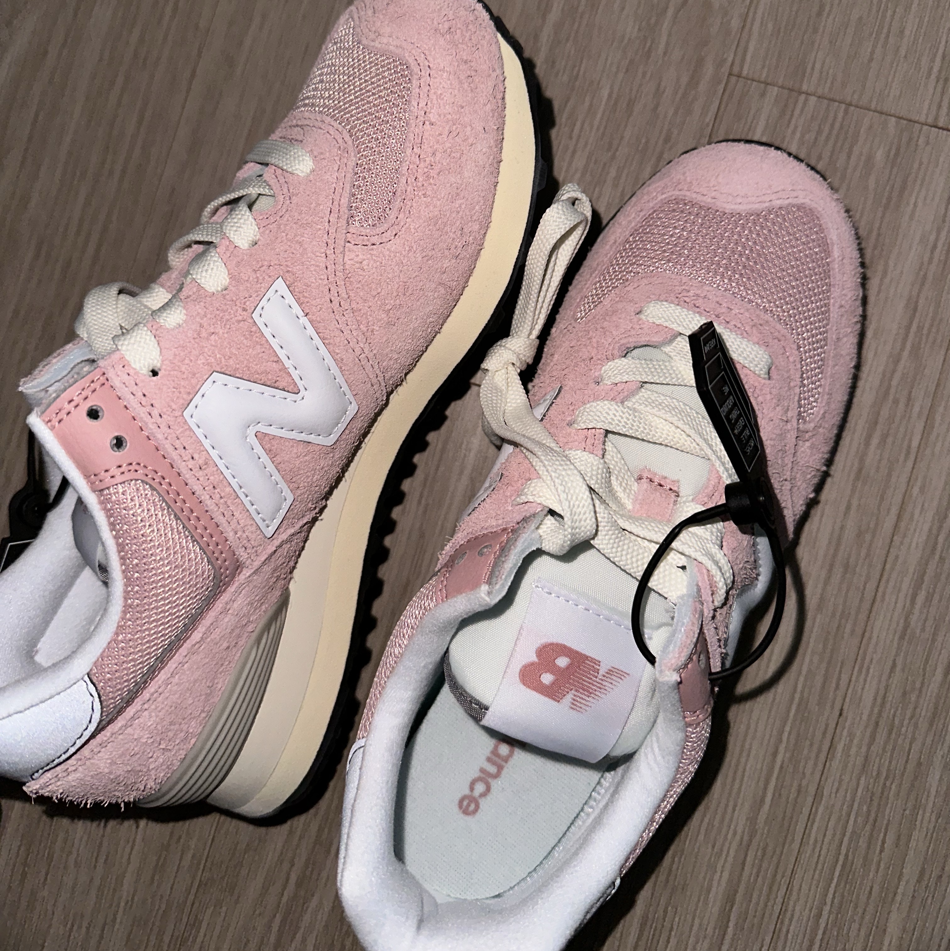 New Balance 574 Heritage Mellow Pink 착용 스타일 - 2