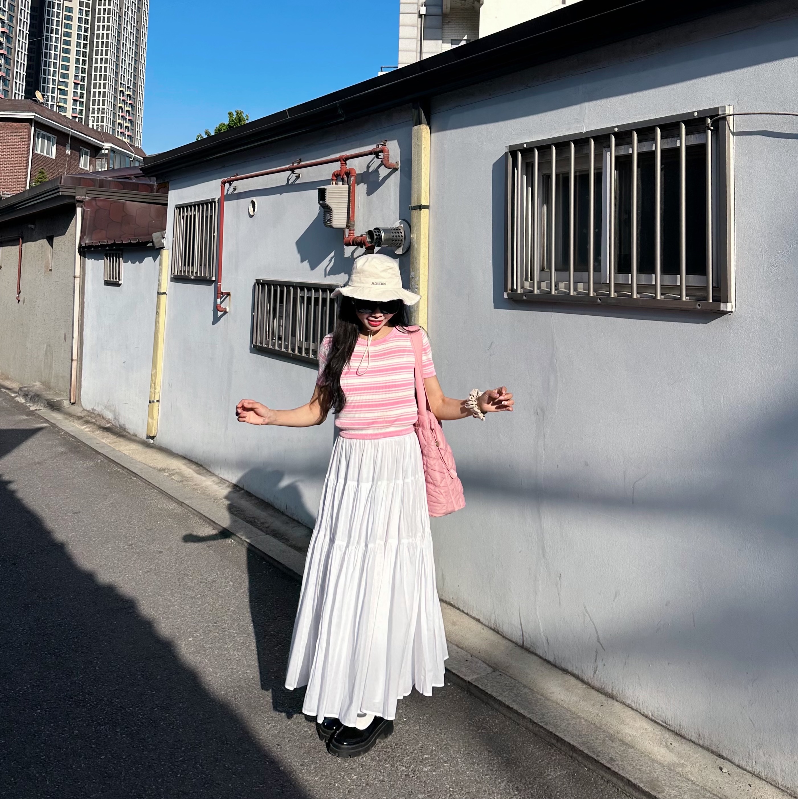 Jacquemus Le Bob Artichaut Bucket Hat Off White 착용 스타일 - 1