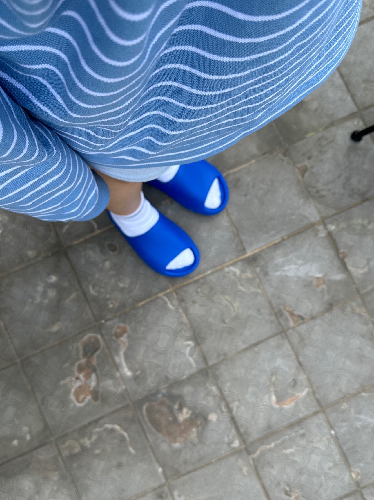 Adidas Yeezy Slide Azure 착용 스타일 - 1