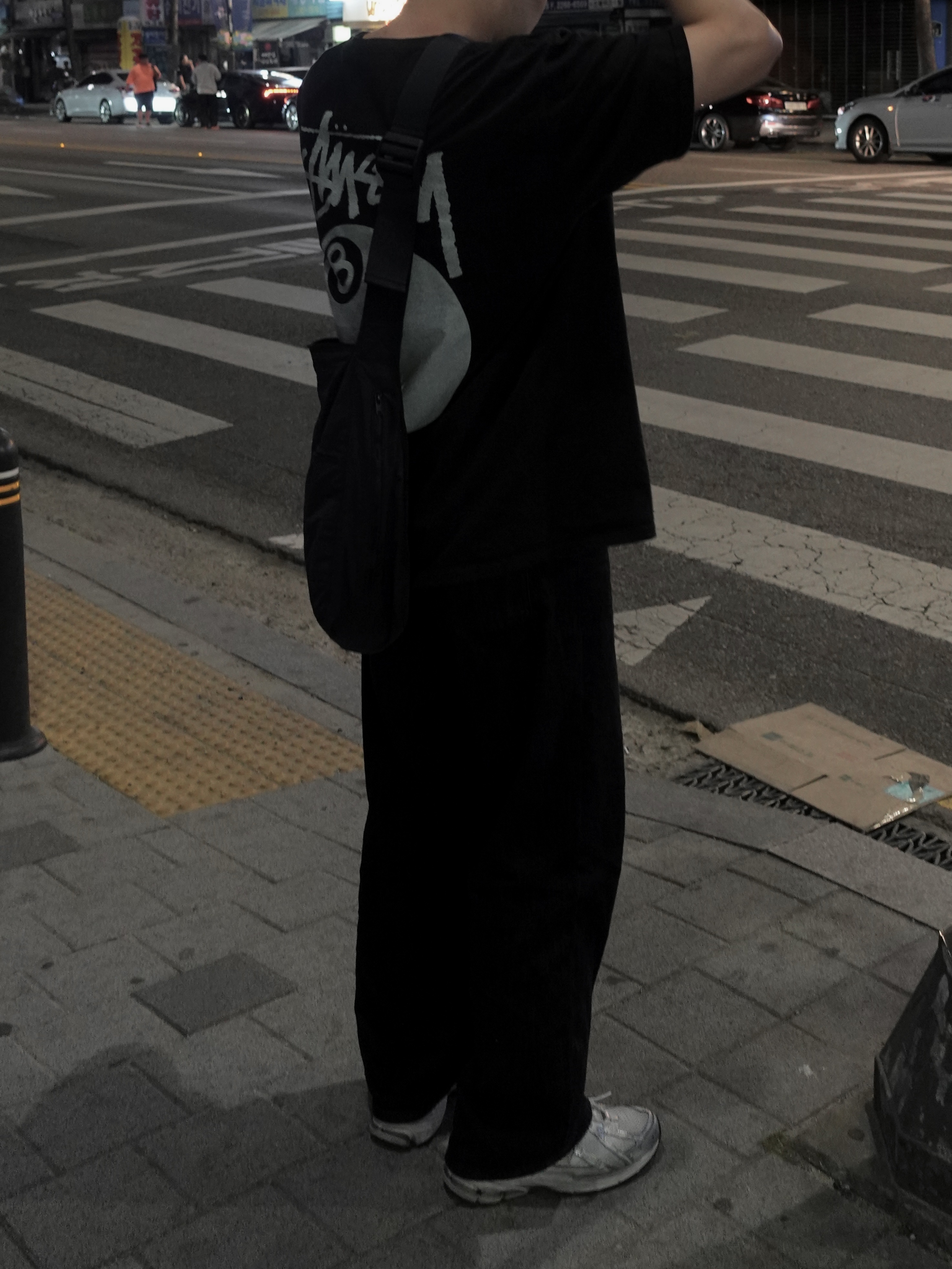 Stussy 8 Ball Pigment Dyed T-Shirt Black, New Balance 1906R White Metallic Silver 착용 스타일 - 1