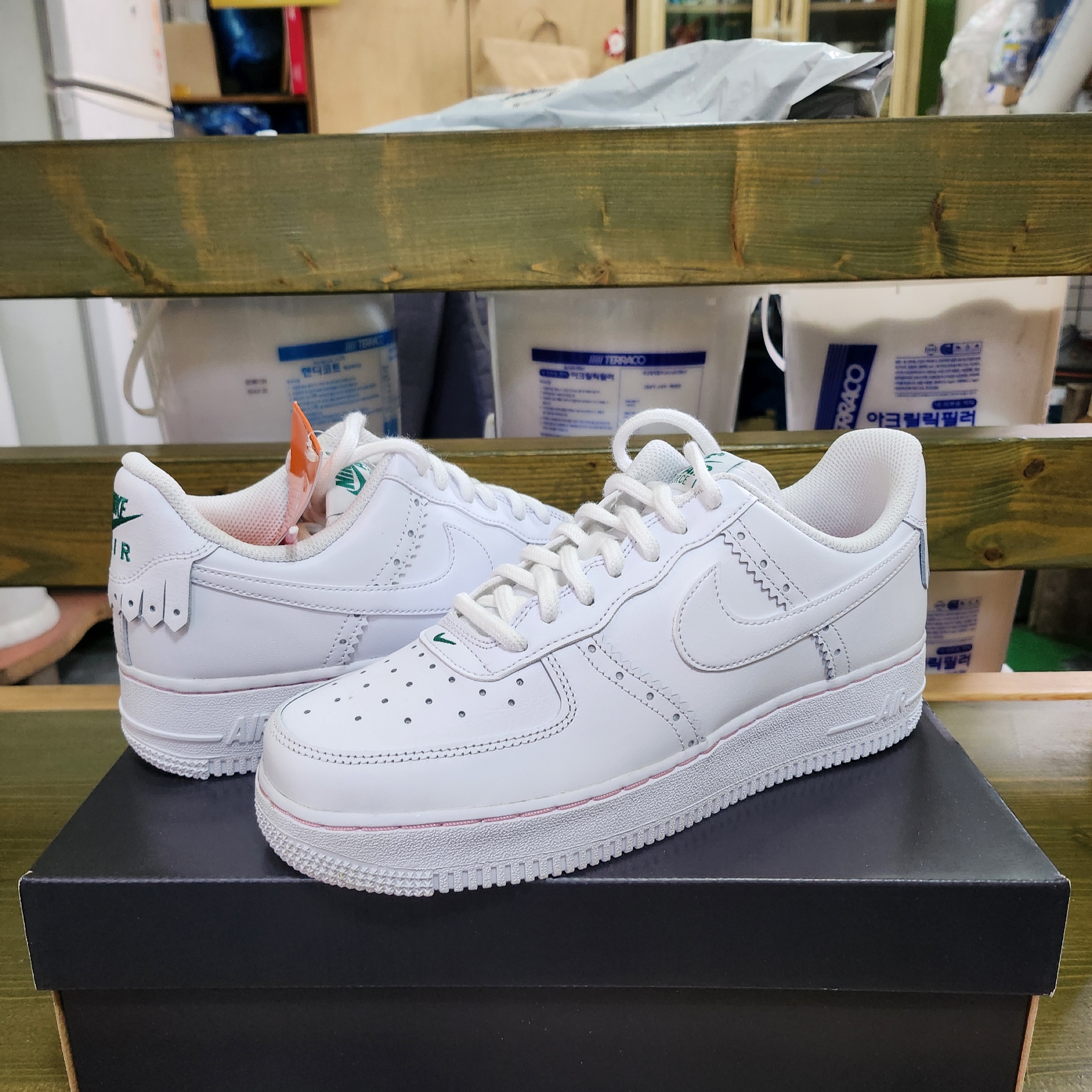 Nike Air Force 1 '07 LV8 White Medium Soft Pink 착용 스타일