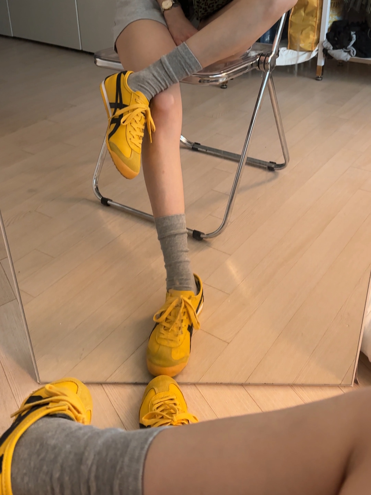 Onitsuka Tiger Mexico 66 Yellow Black, (W) Celine Triomphe 01 Sunglasses in Acetate Black 착용 스타일 - 3