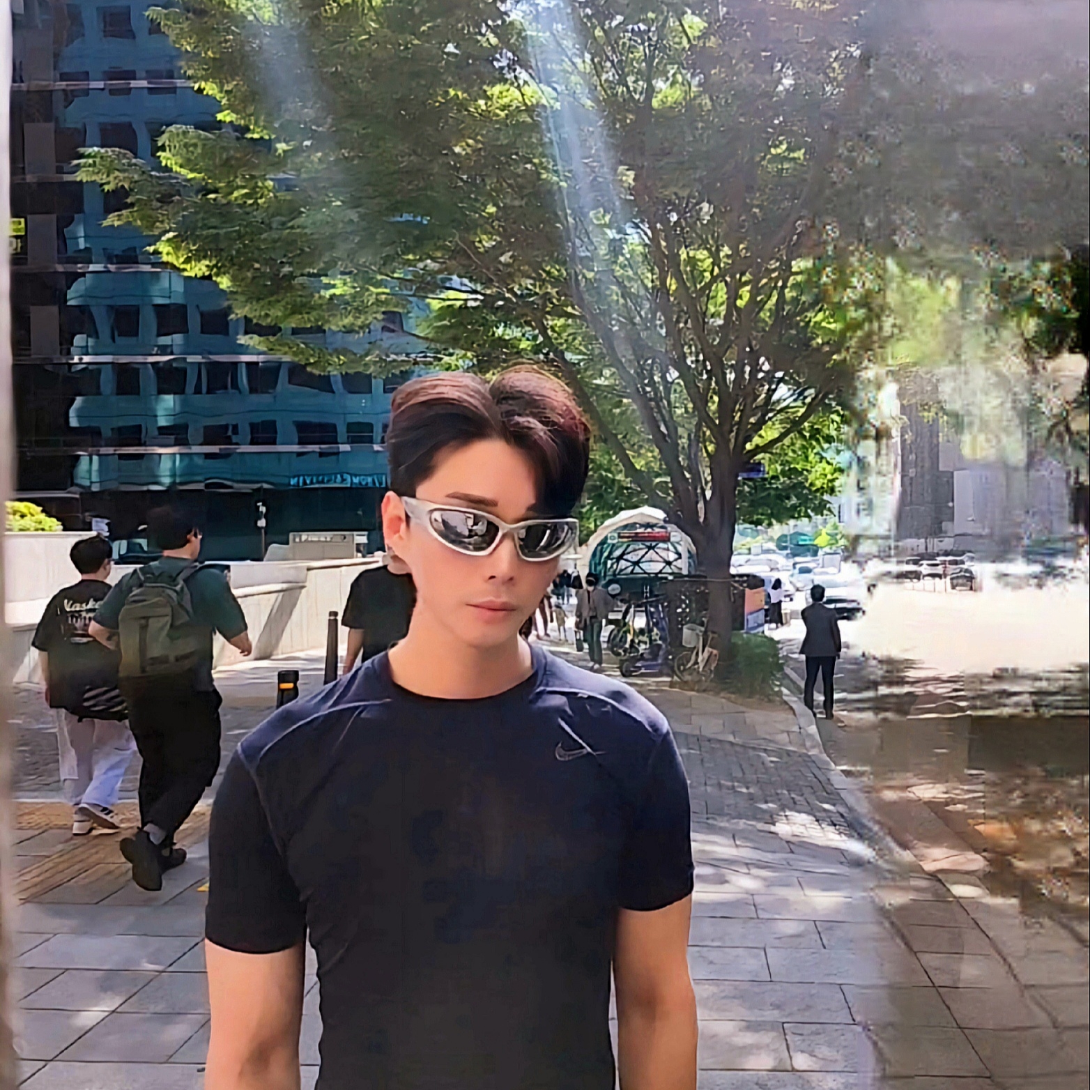 Balenciaga Swift Oval Sunglasses Silver 착용 스타일
