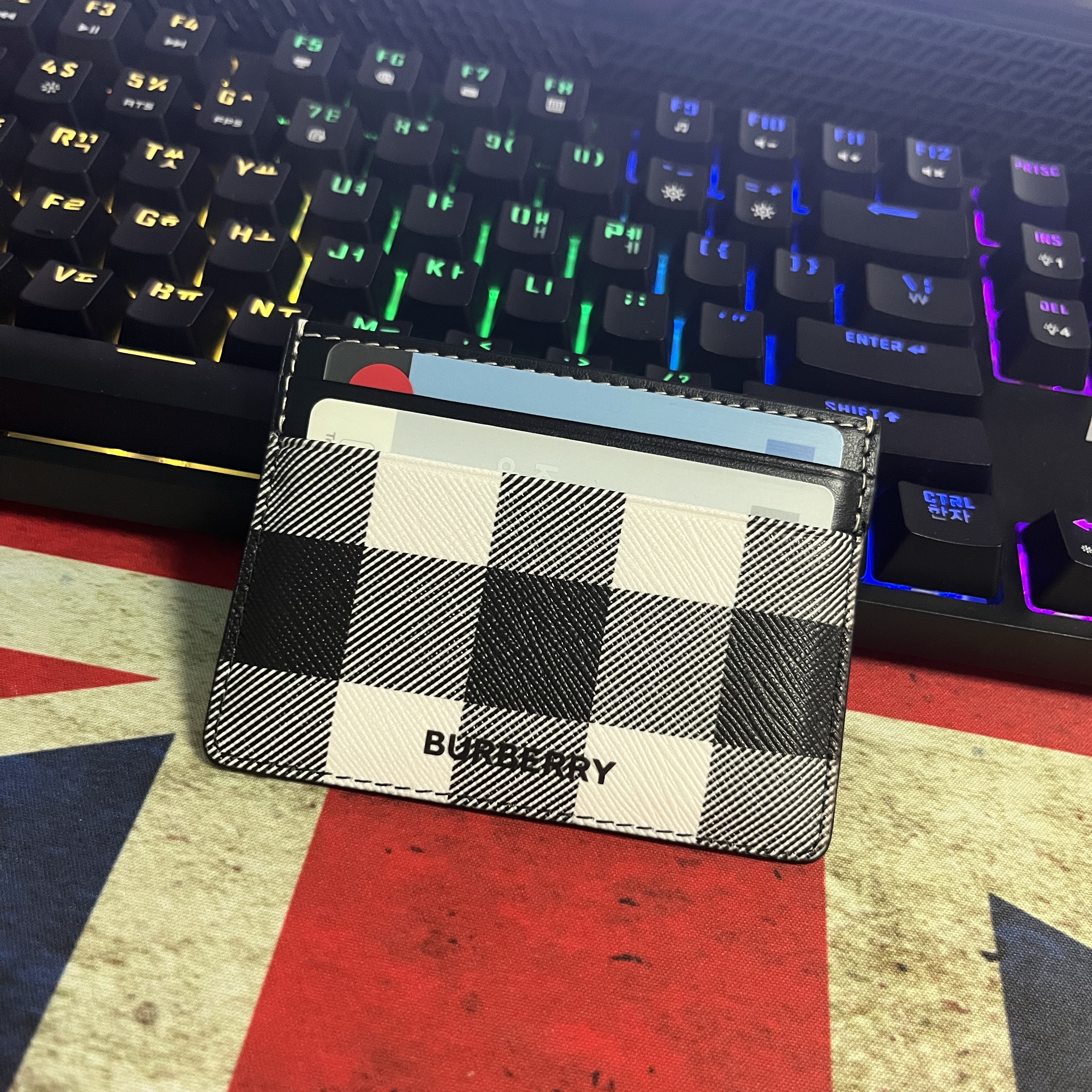 Burberry Exaggerated Check and Leather Card Case Dark Birch Brown 착용 스타일 - 1
