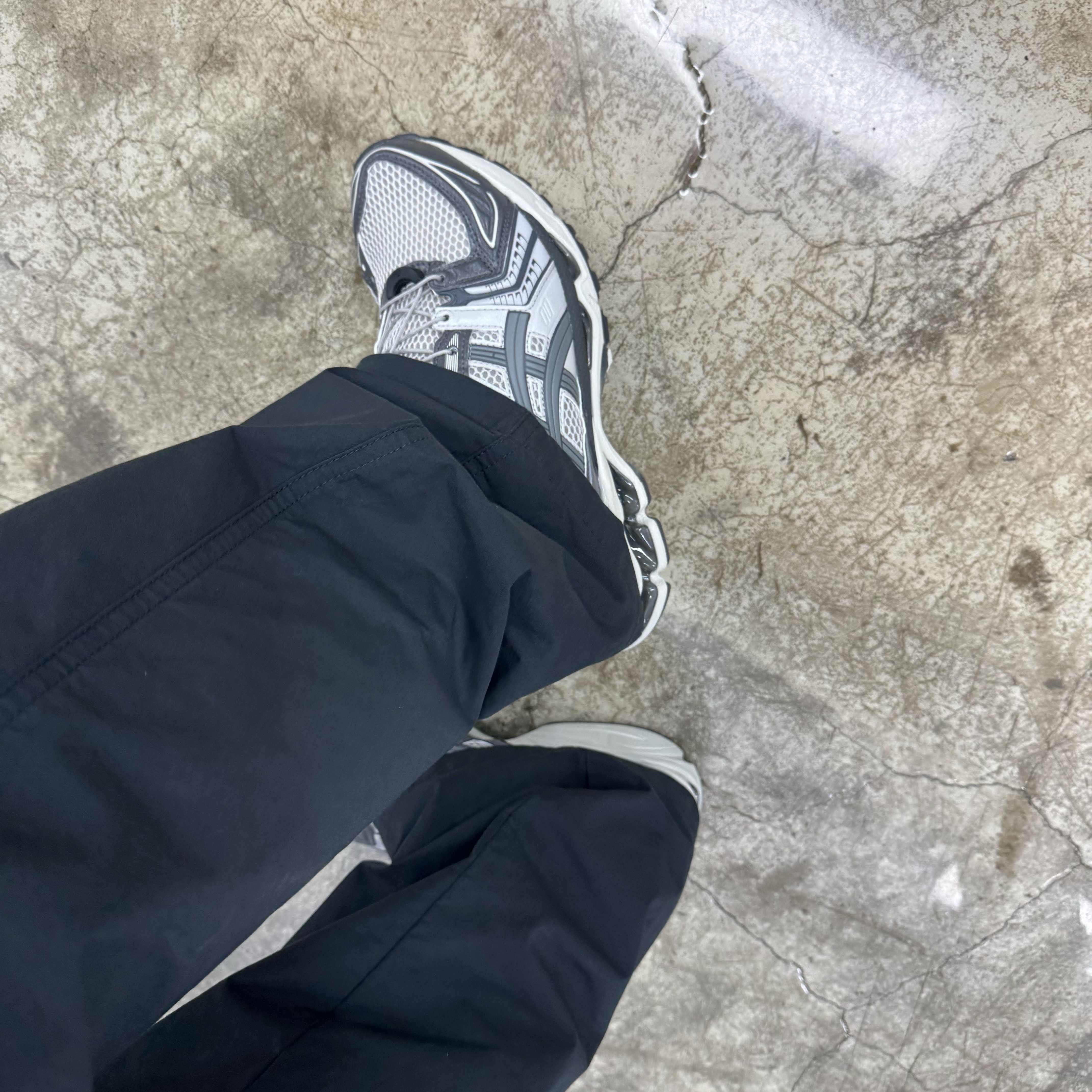 Asics Unlimited Gel-Kayano 14 Oyster Grey Clay Grey 착용 스타일 - 3