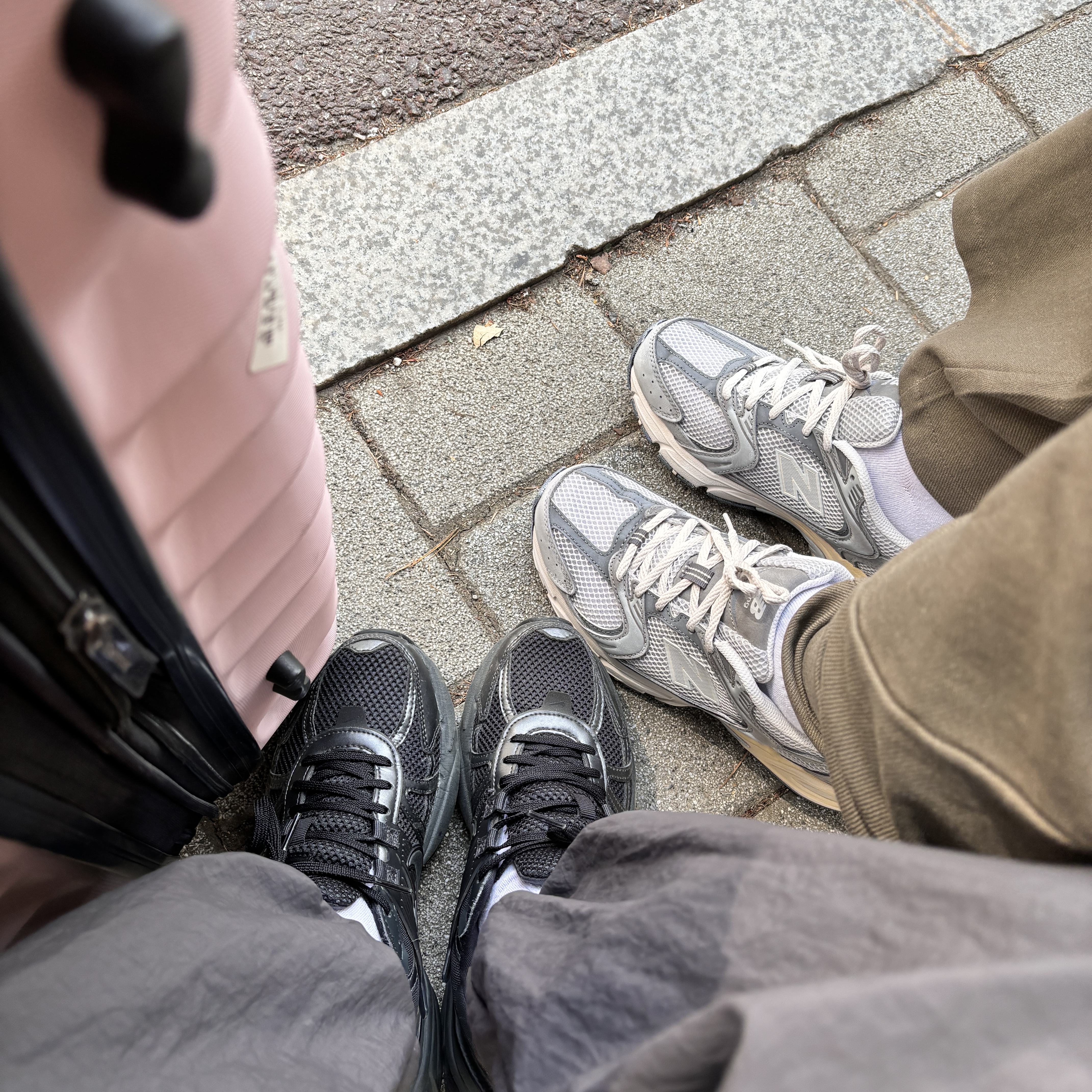 New Balance 530 Premium Vintage Grey Matter, Nike V2K Run Black Anthracite 착용 스타일