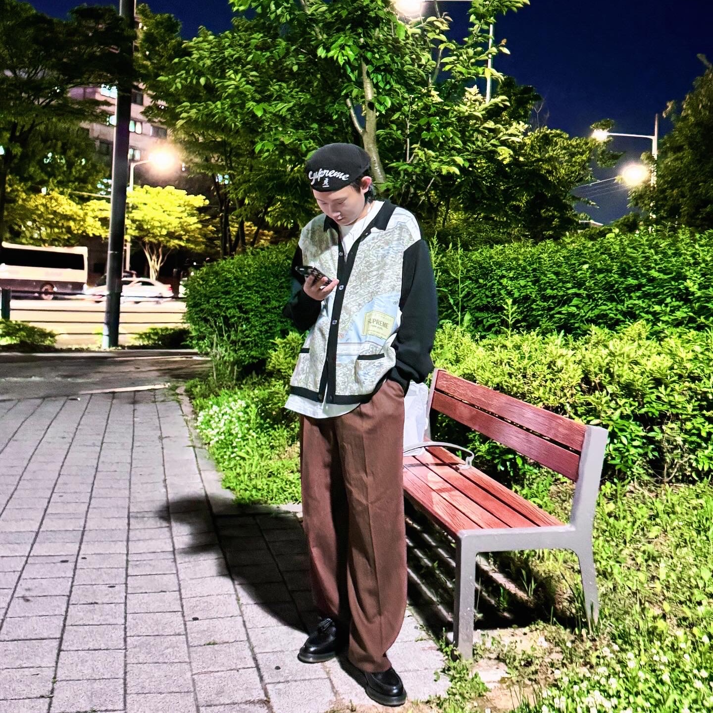 Supreme Silk Map Cardigan Black - 23FW, Supreme x Kangol Bermuda 504 Hat Black - 21SS 착용 스타일 - 2