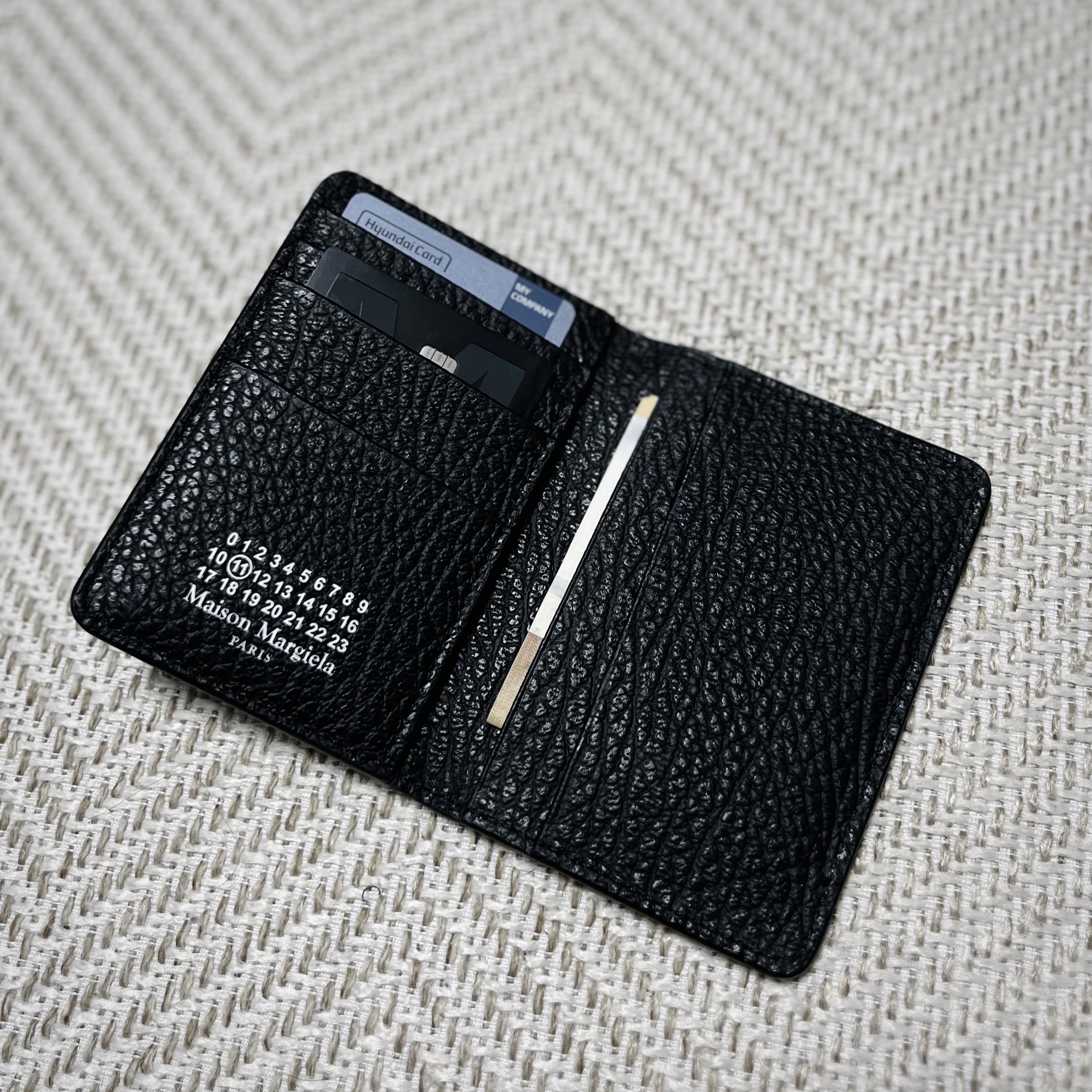 Maison Margiela Bovine Leather Card Holder Black 착용 스타일 - 1