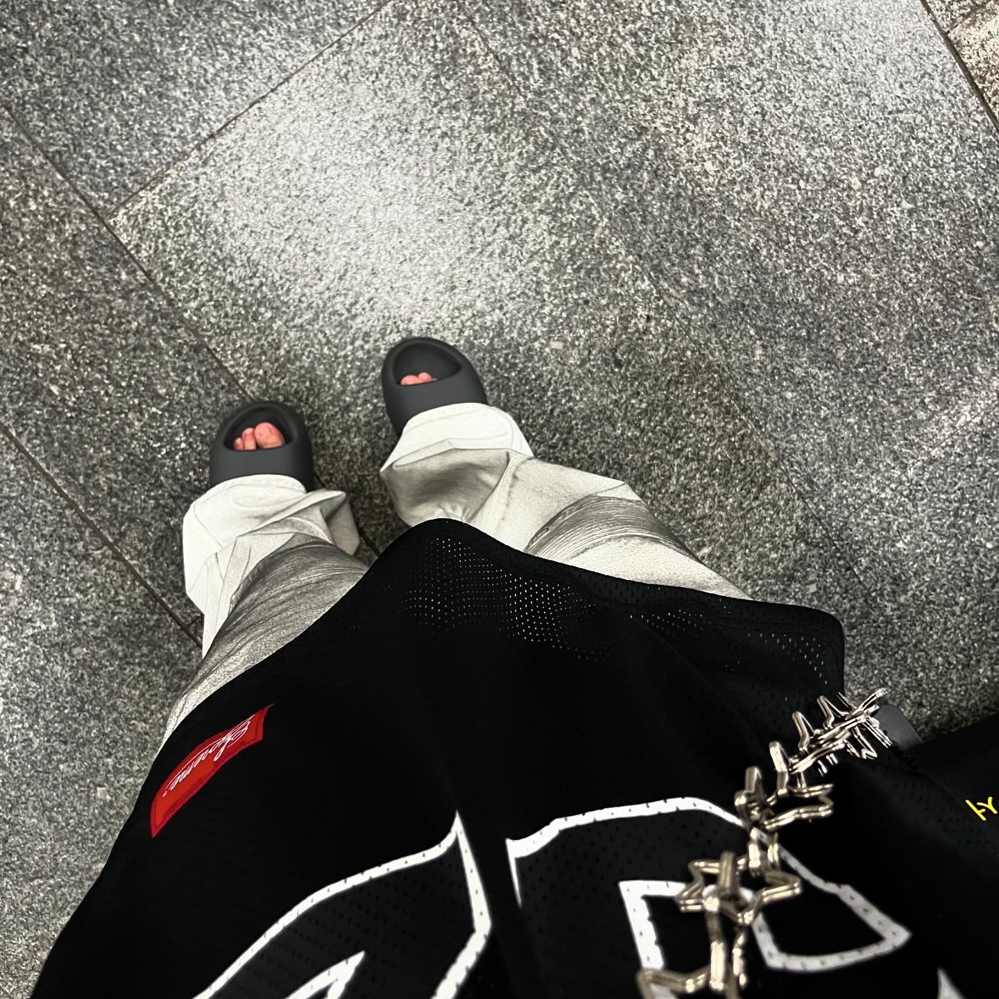 Supreme Spiderweb Football Jersey Black - 24SS, Our Legacy Ladon Leather Keychain Black 착용 스타일 - 2