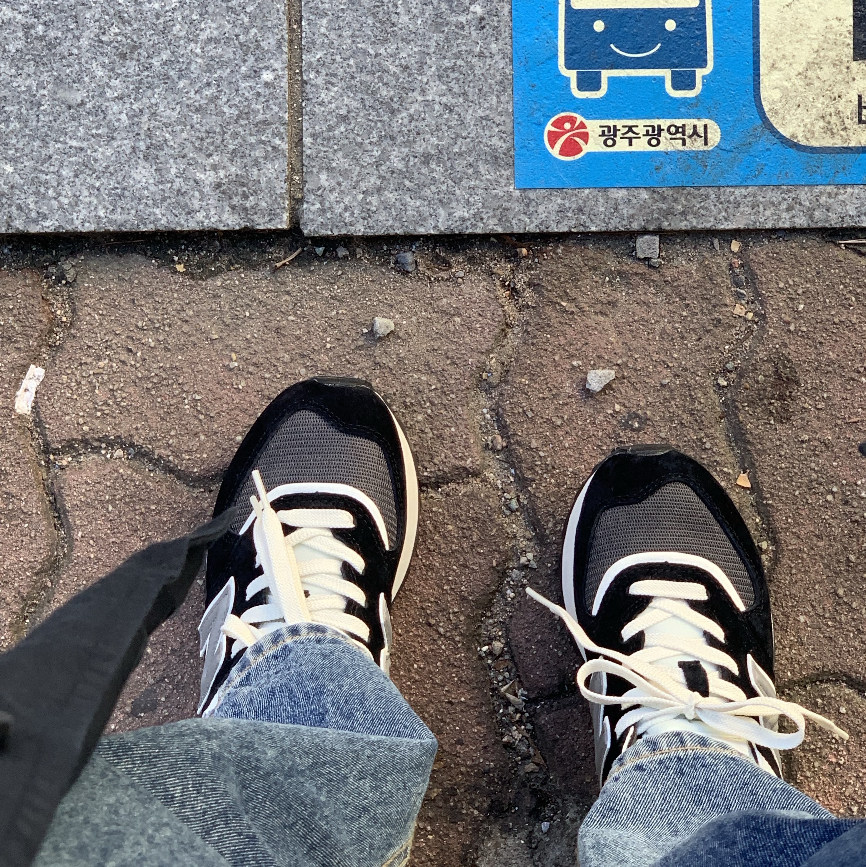 New Balance 574 Legacy Black 착용 스타일 - 5