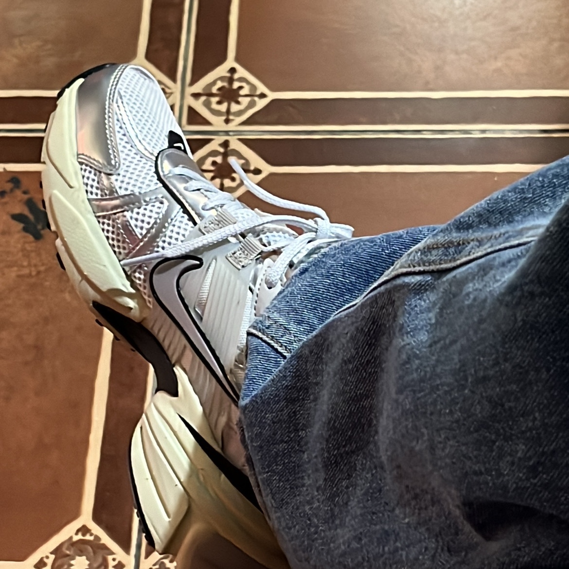 Nike V2K Run Summit White Metallic Silver 착용 스타일