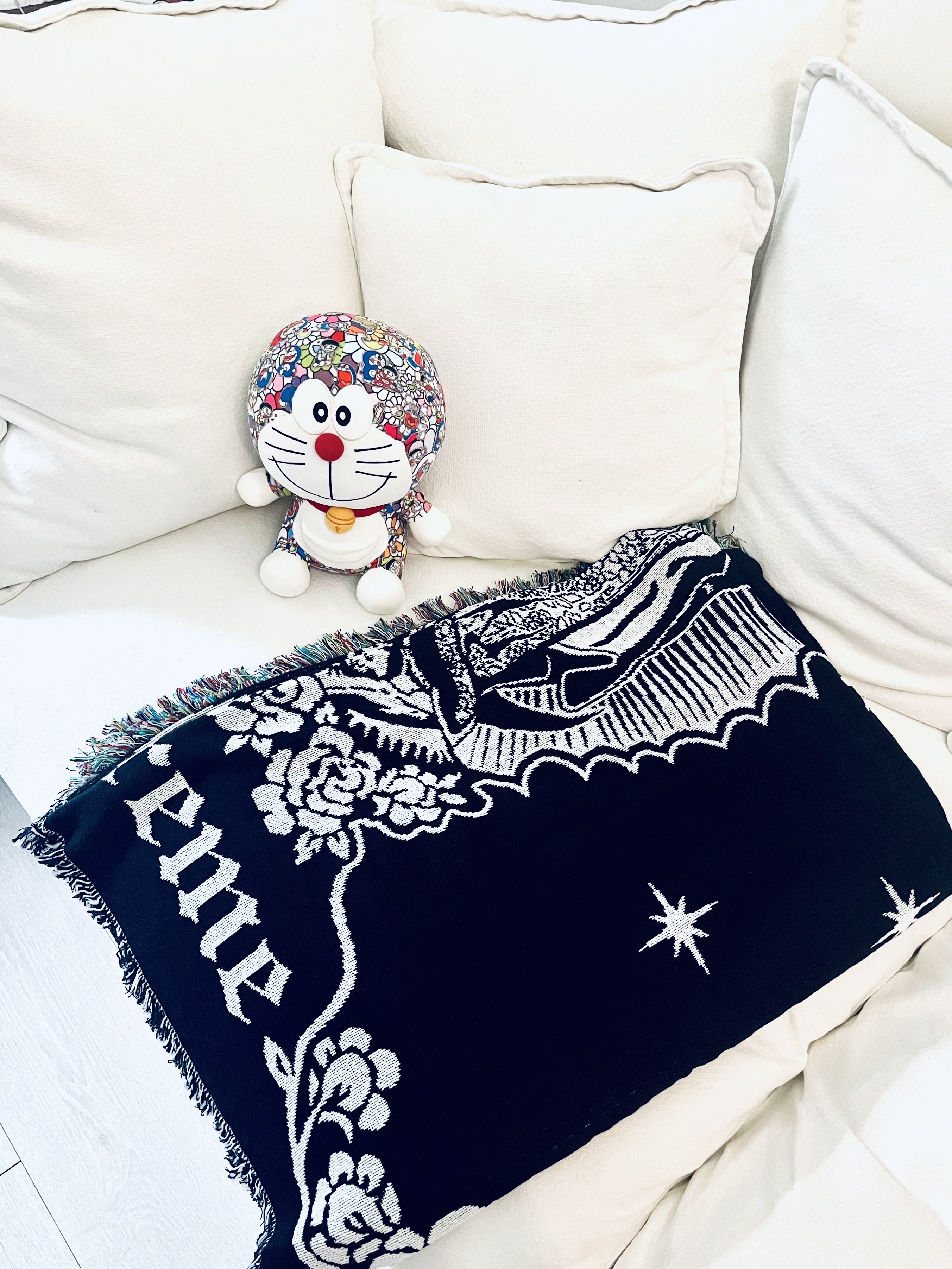 Supreme Virgin Mary Blanket Black - 18FW 착용 스타일
