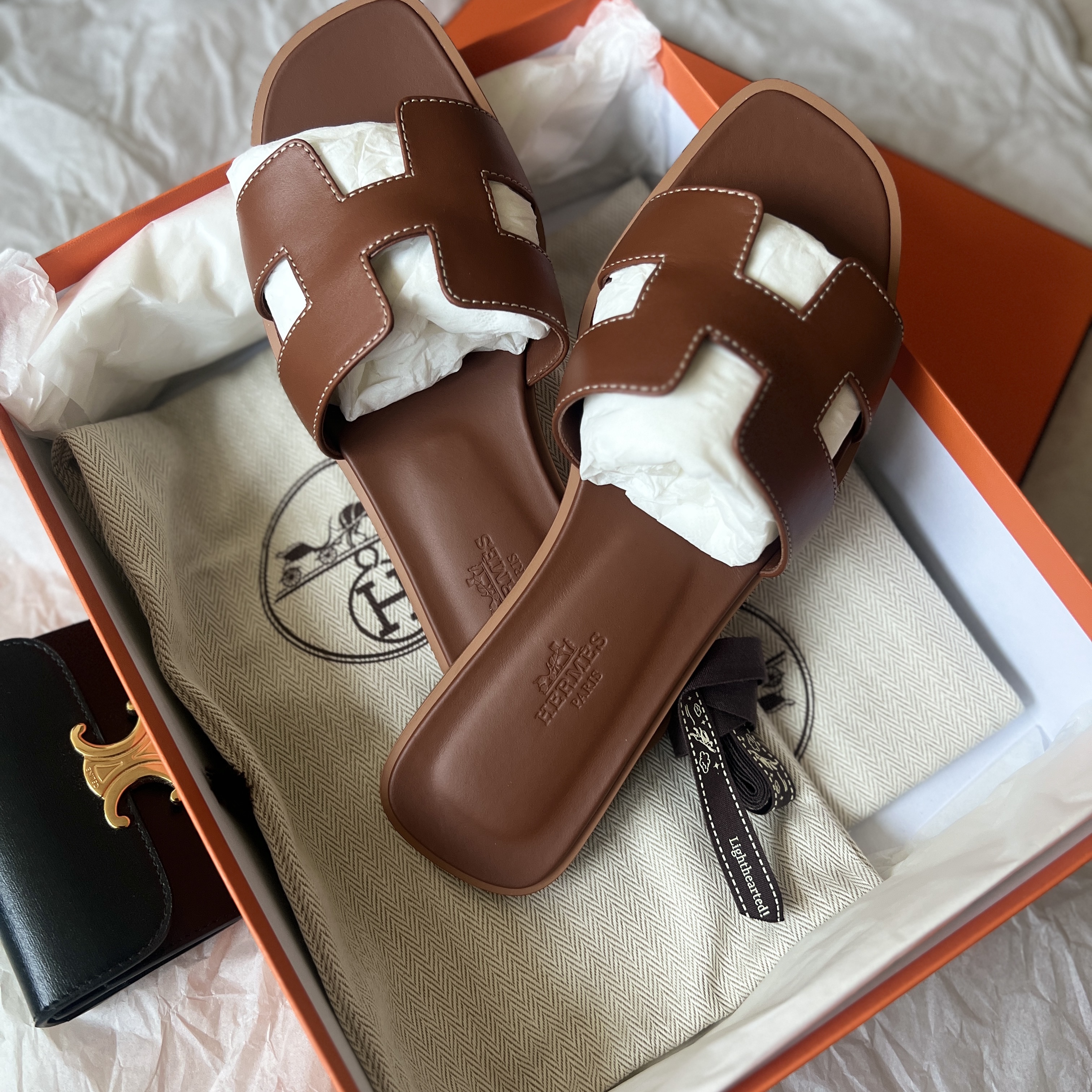 (W) Hermes Oran Sandal Calfskin & Gold Piqures Ecrues 착용 스타일