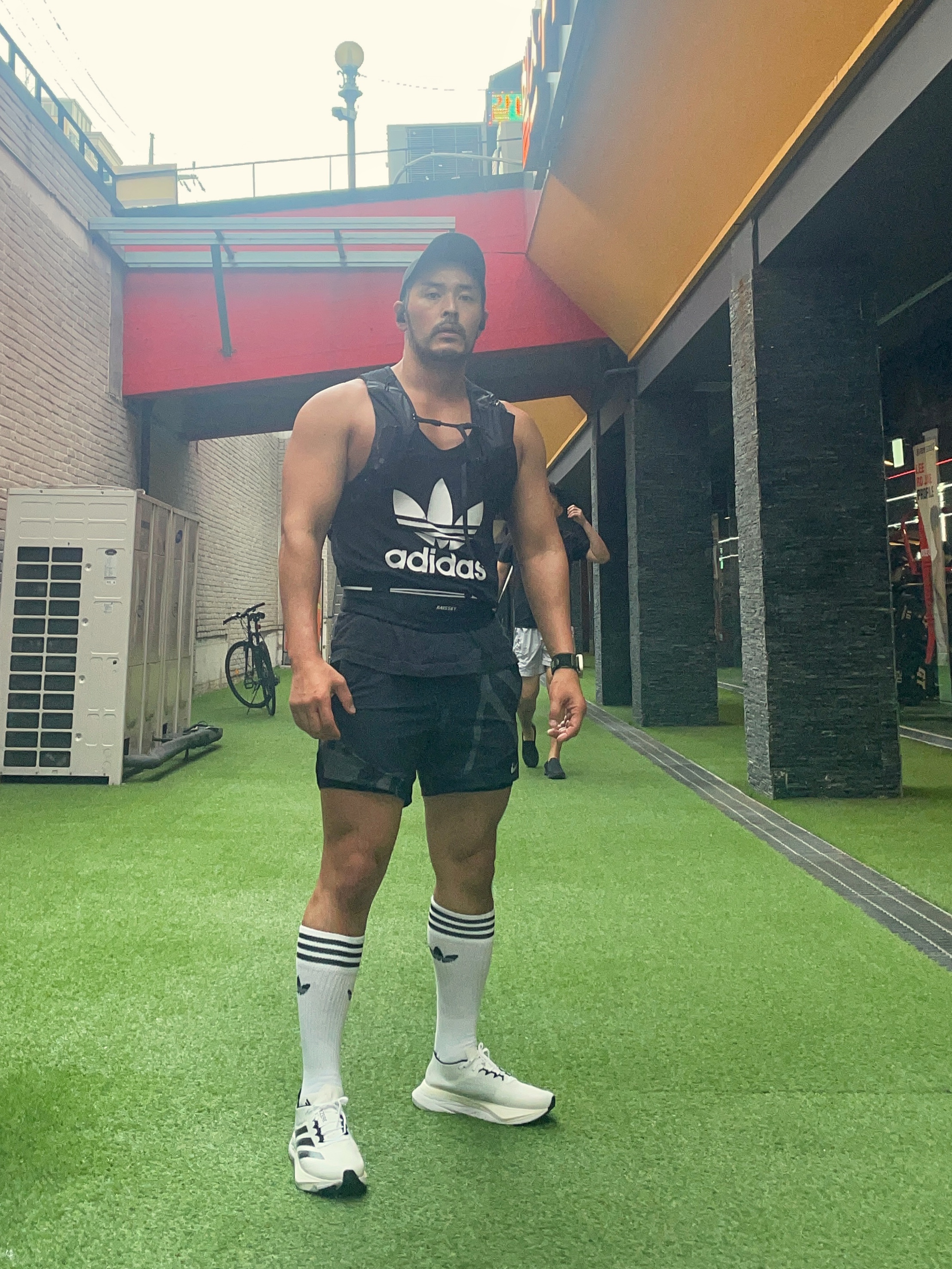 Adidas Adizero Boston 12 Cloud White Core Black Night Metallic, Salomon XT 10 Rucksack Black 착용 스타일