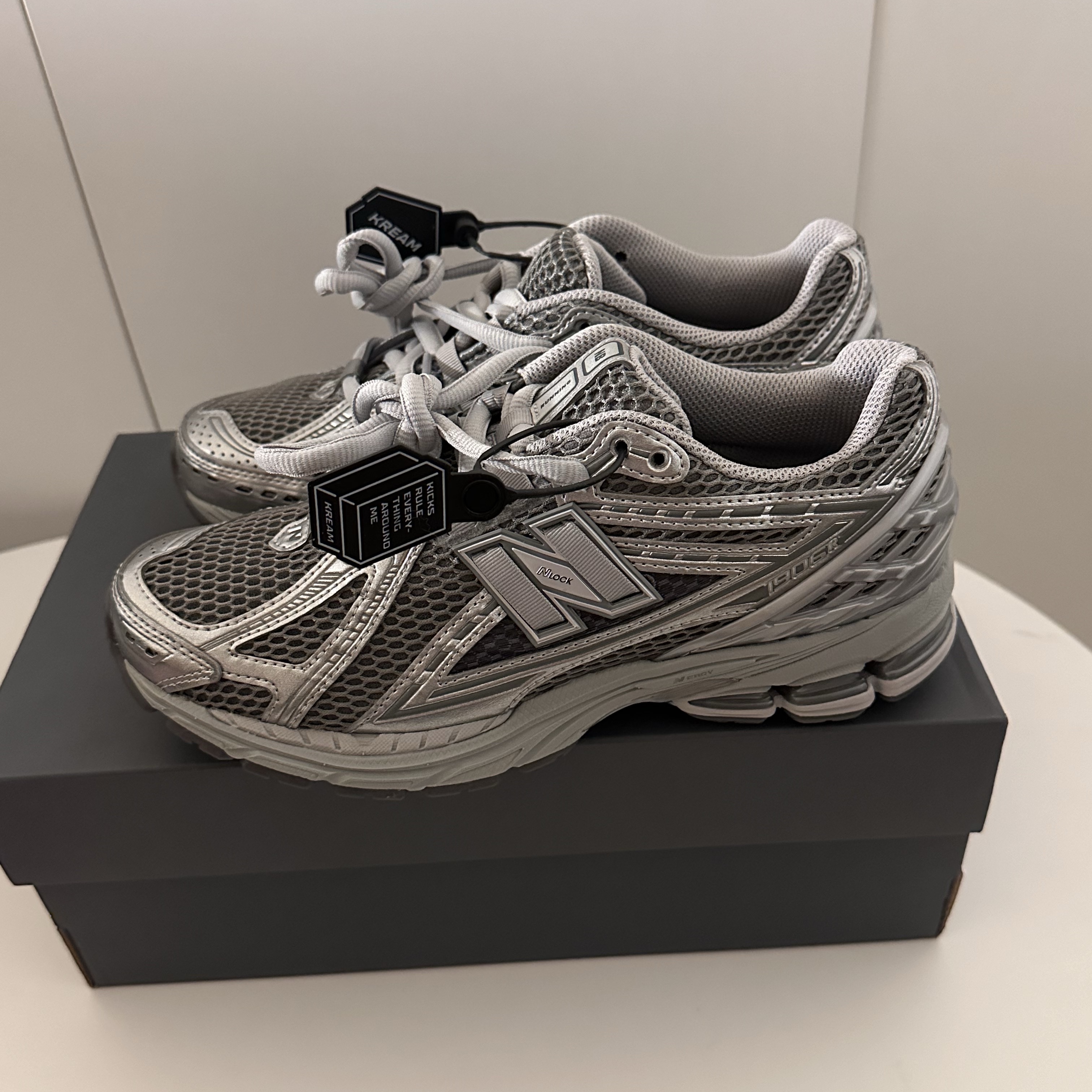 New Balance 1906R Harbor Grey Silver Metalic 착용 스타일 - 1