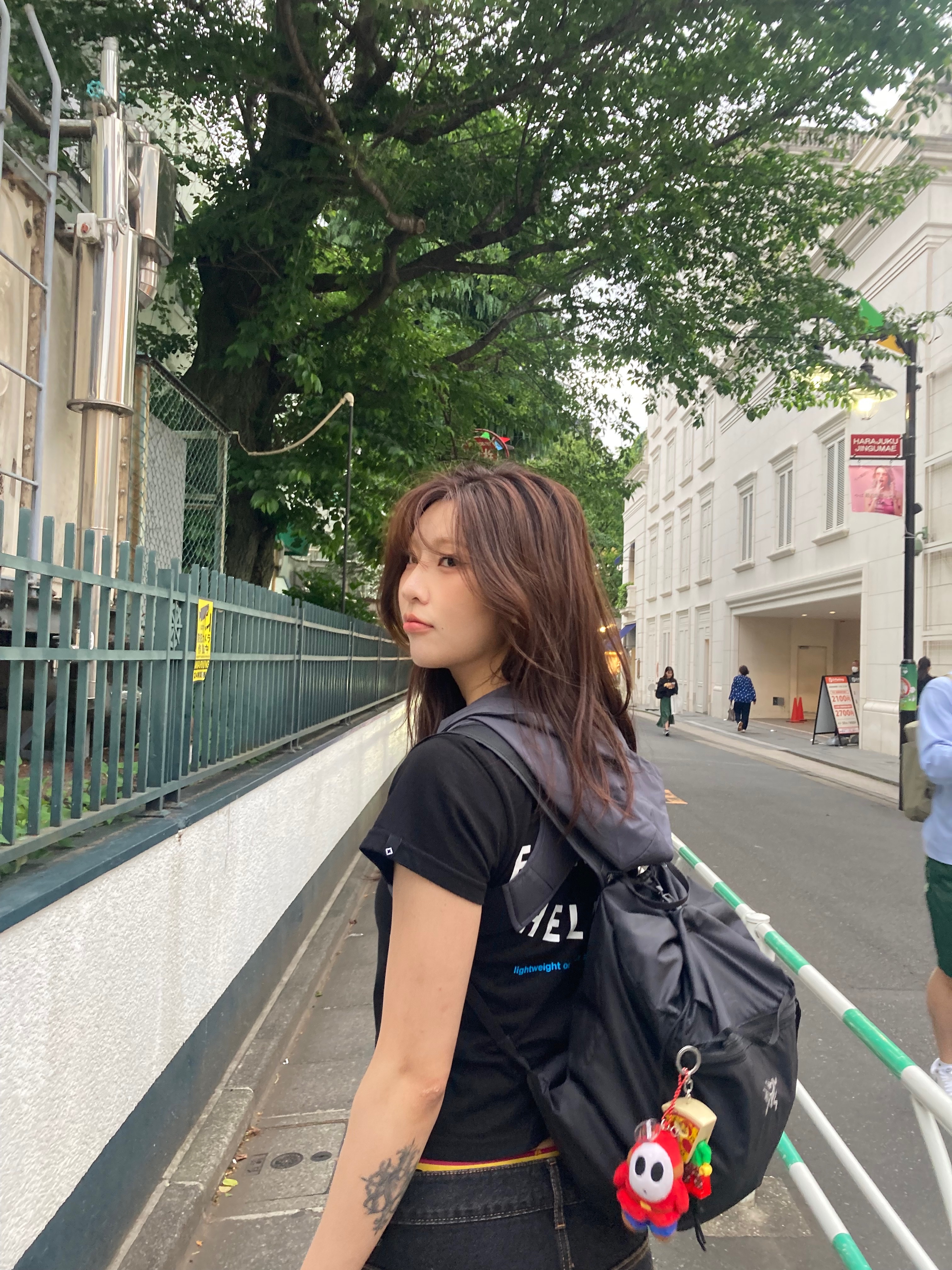 (W) Helinox x Deus Ex Machina T-Shirt Black, Arc'teryx Heliad 10 Backpack Black 착용 스타일 - 1