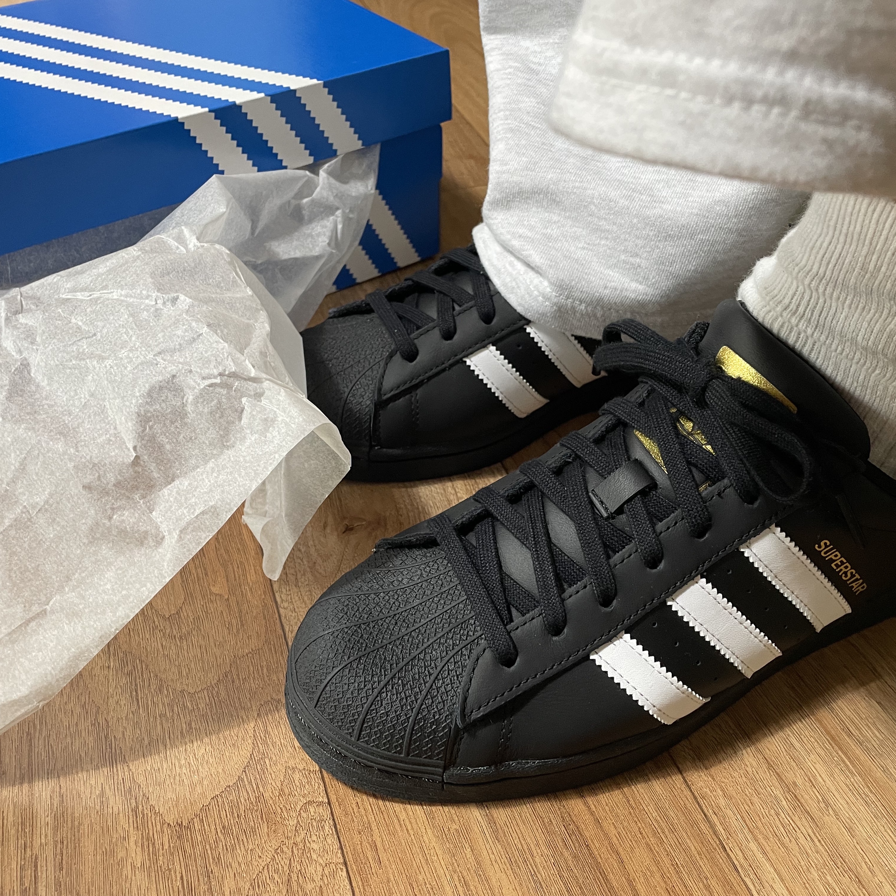 Adidas Superstar Core Black White 착용 스타일