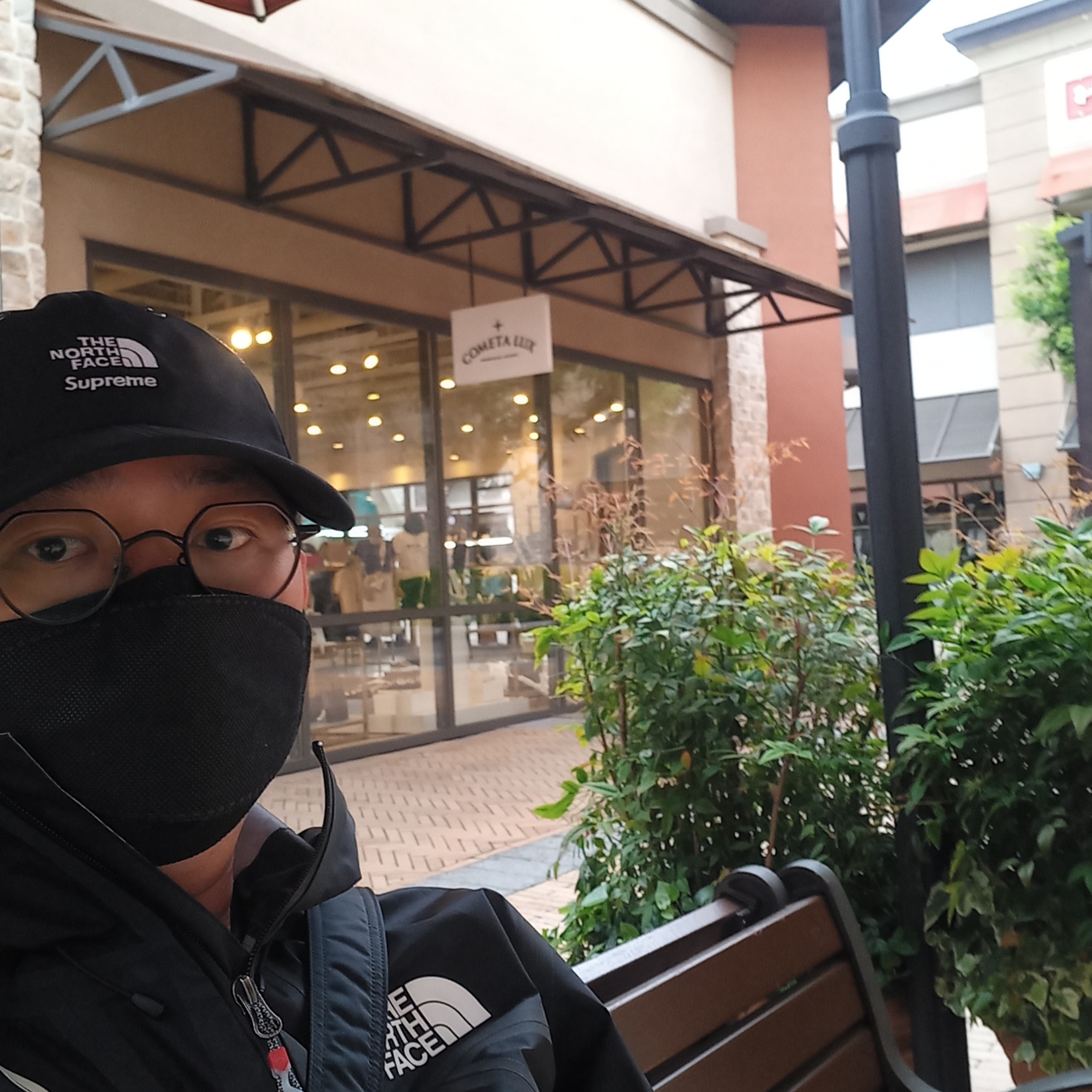Supreme x The North Face Summit Series Outer Tape Seam Jacket Black - 21SS, Supreme x The North Face Split 6-Panel Black - 24SS 착용 스타일 - 1