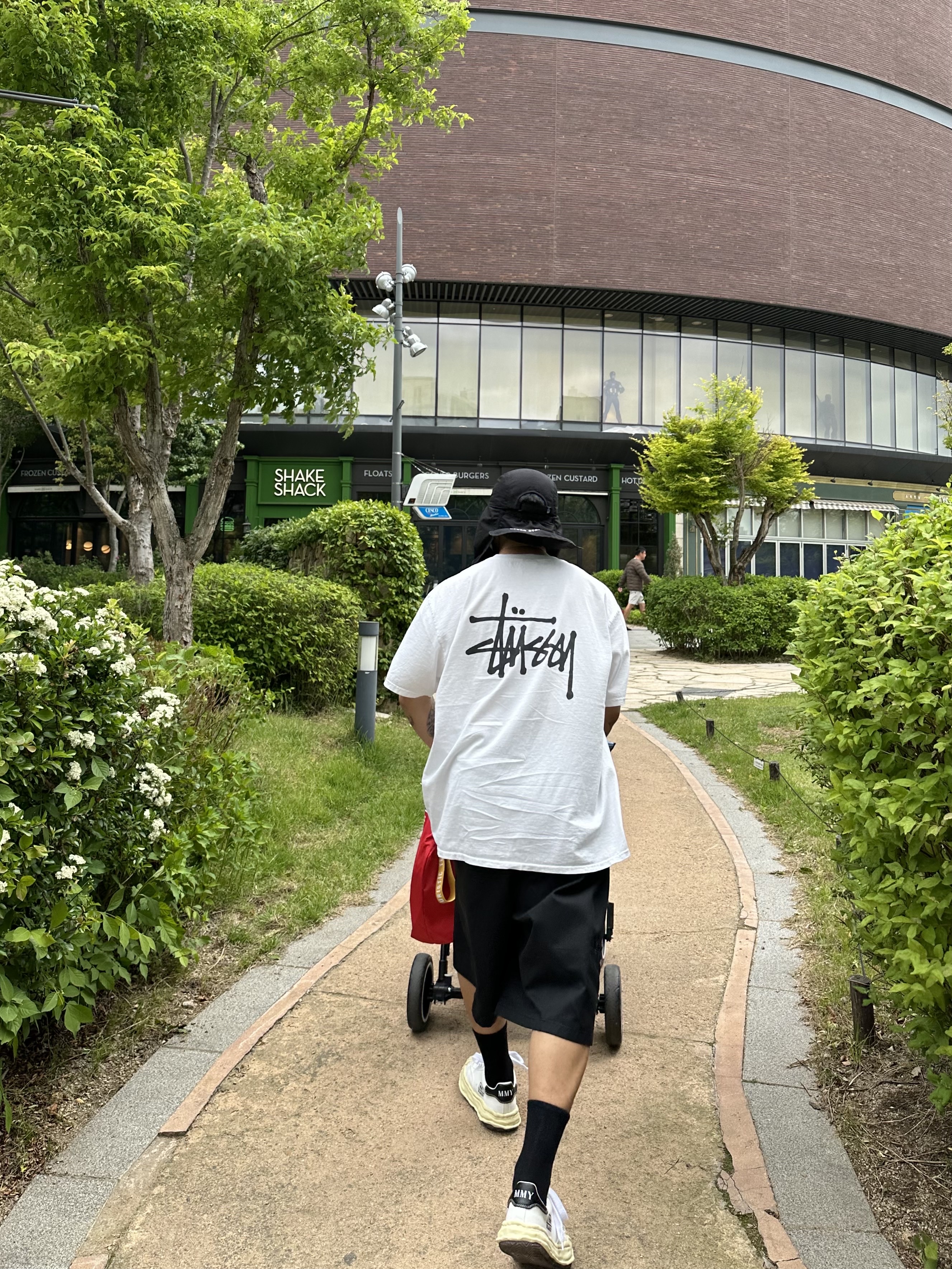 Maison Mihara Yasuhiro Blakey VL OG Sole Canvas Low-top Sneakers White, Stussy Basic Stussy Pigment Dyed T-Shirt Natural 2023 착용 스타일 - 3