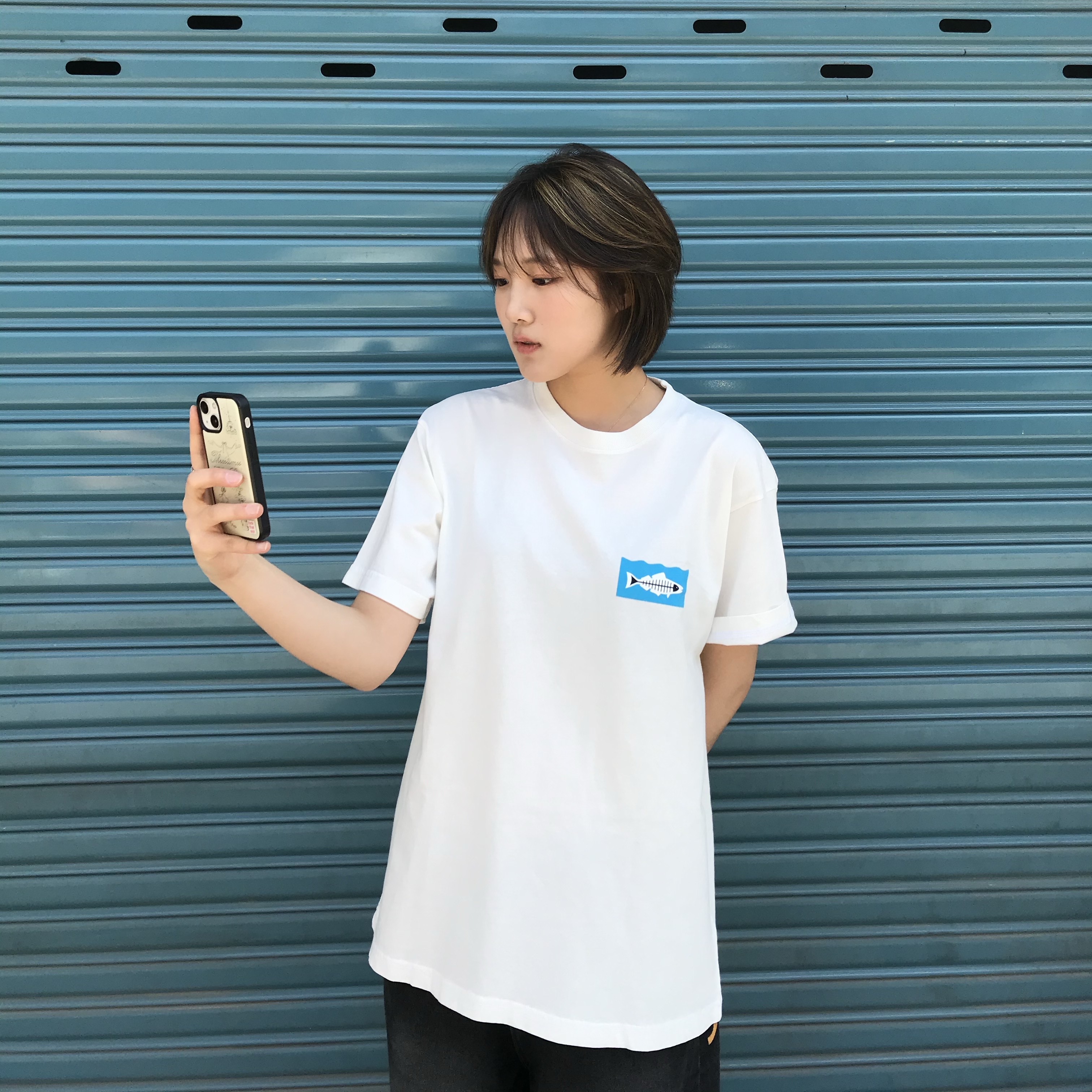 Stussy x Heal The Bay Ocean Pigment Dyed T-Shirt Natural, Stussy x Gang Starr Take It Personal T-Shirt White 착용 스타일 - 2