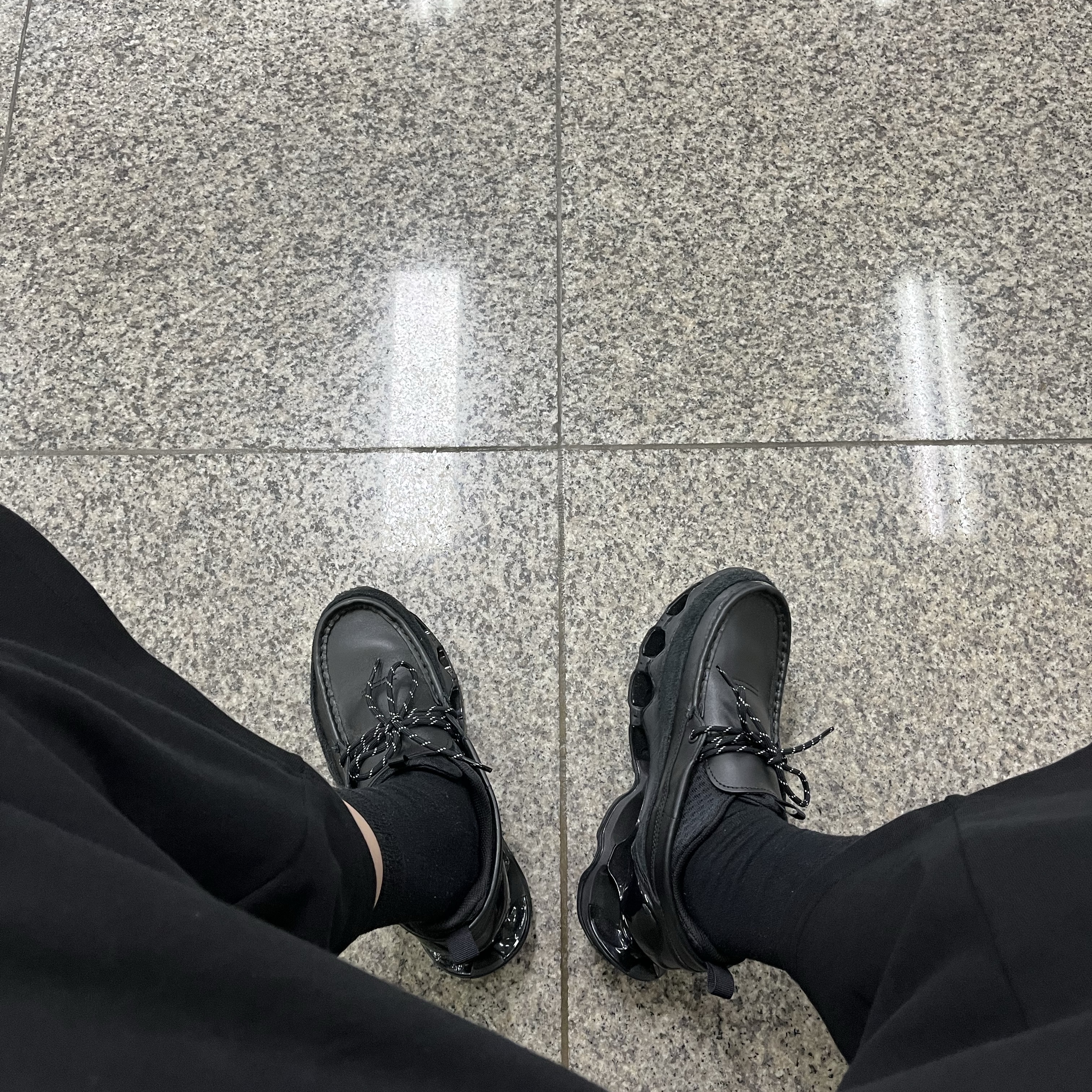 Mizuno Wave Prophecy MOC Black, Bottega Veneta Small Leather Cassette Black 착용 스타일 - 2