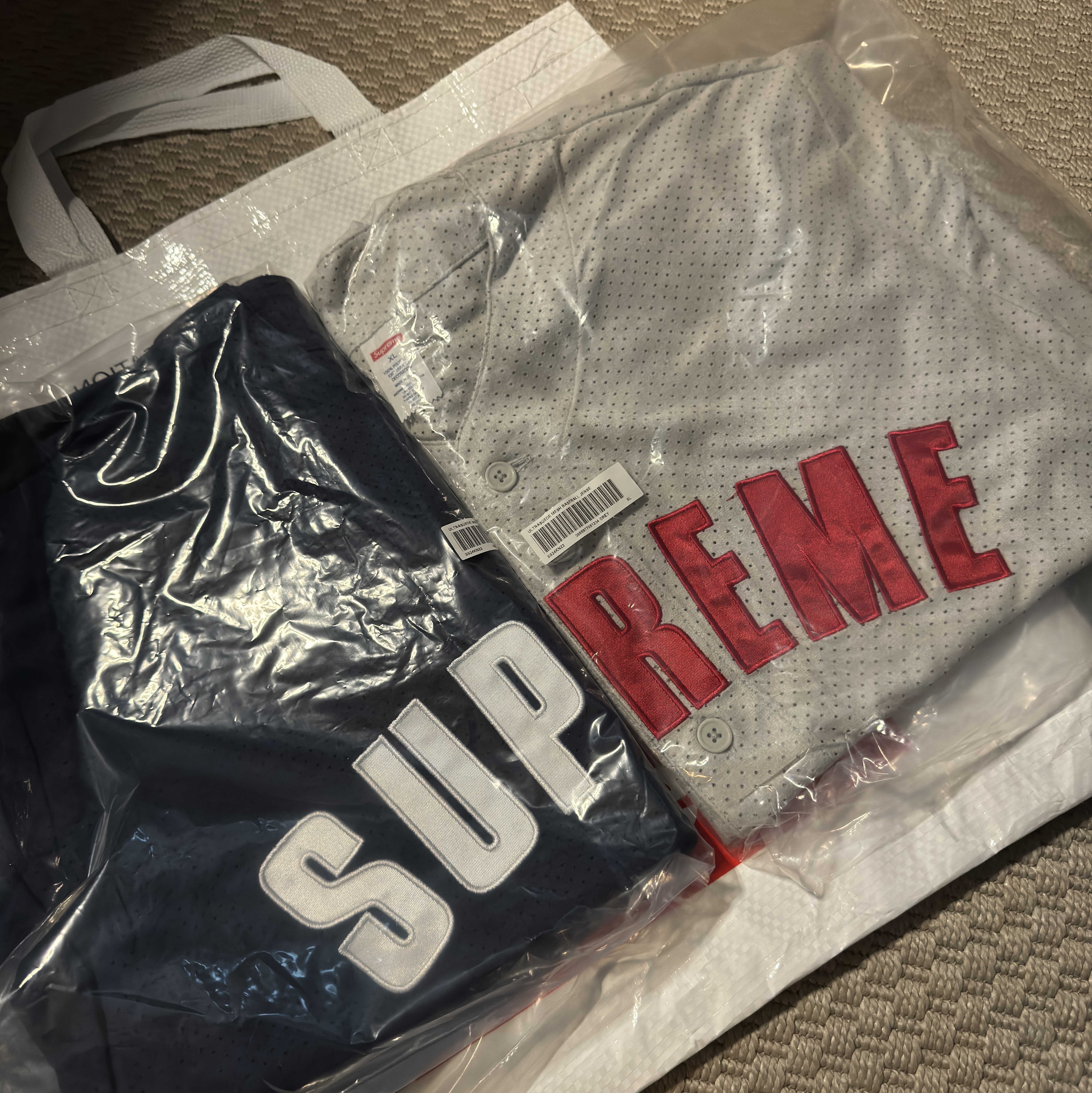 Supreme Ultrasuede Mesh Baseball Jersey Grey - 24SS, Supreme Ultrasuede Mesh Baseball Jersey Navy - 24SS 착용 스타일