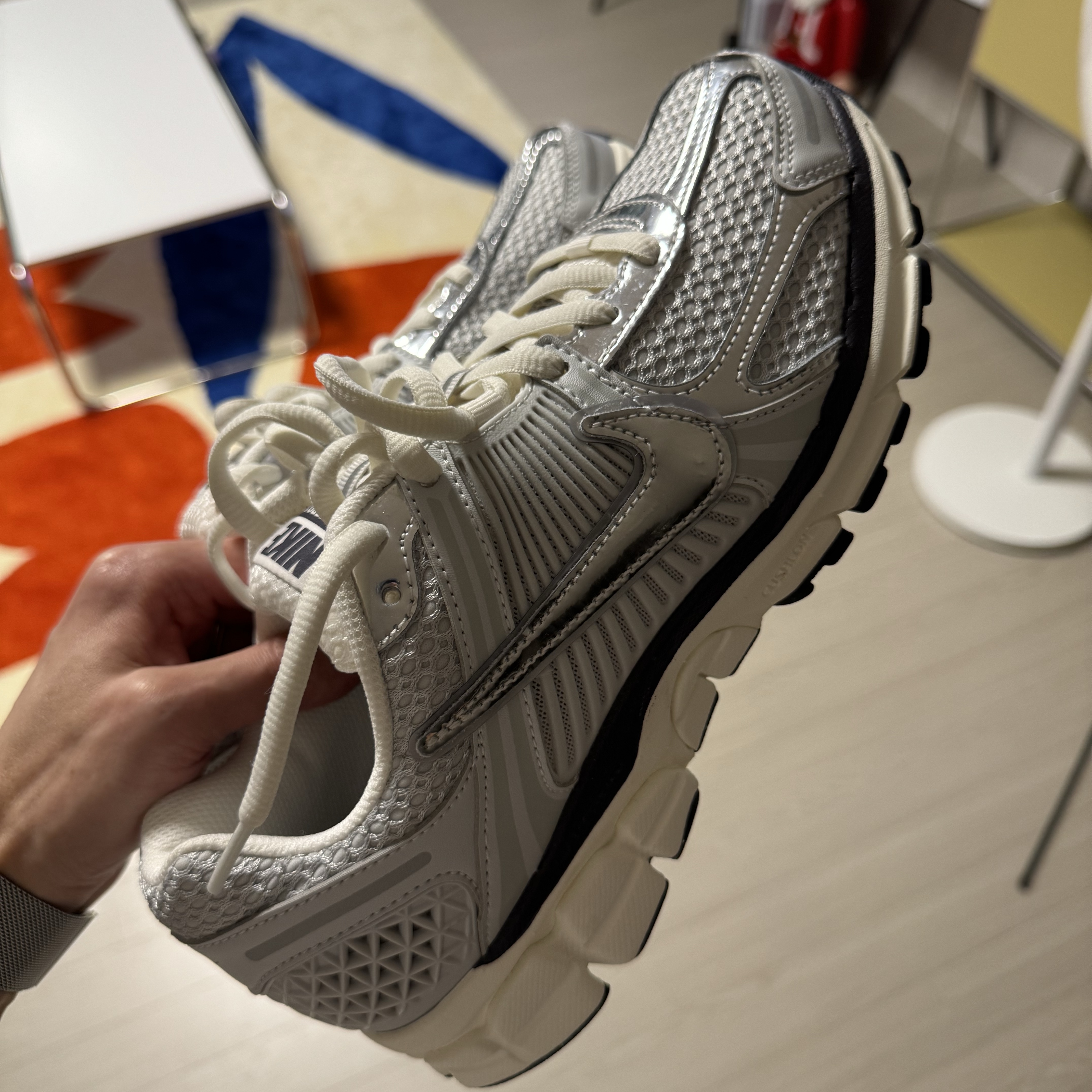 (W) Nike Zoom Vomero 5 Photon Dust and Metallic Silver 착용 스타일