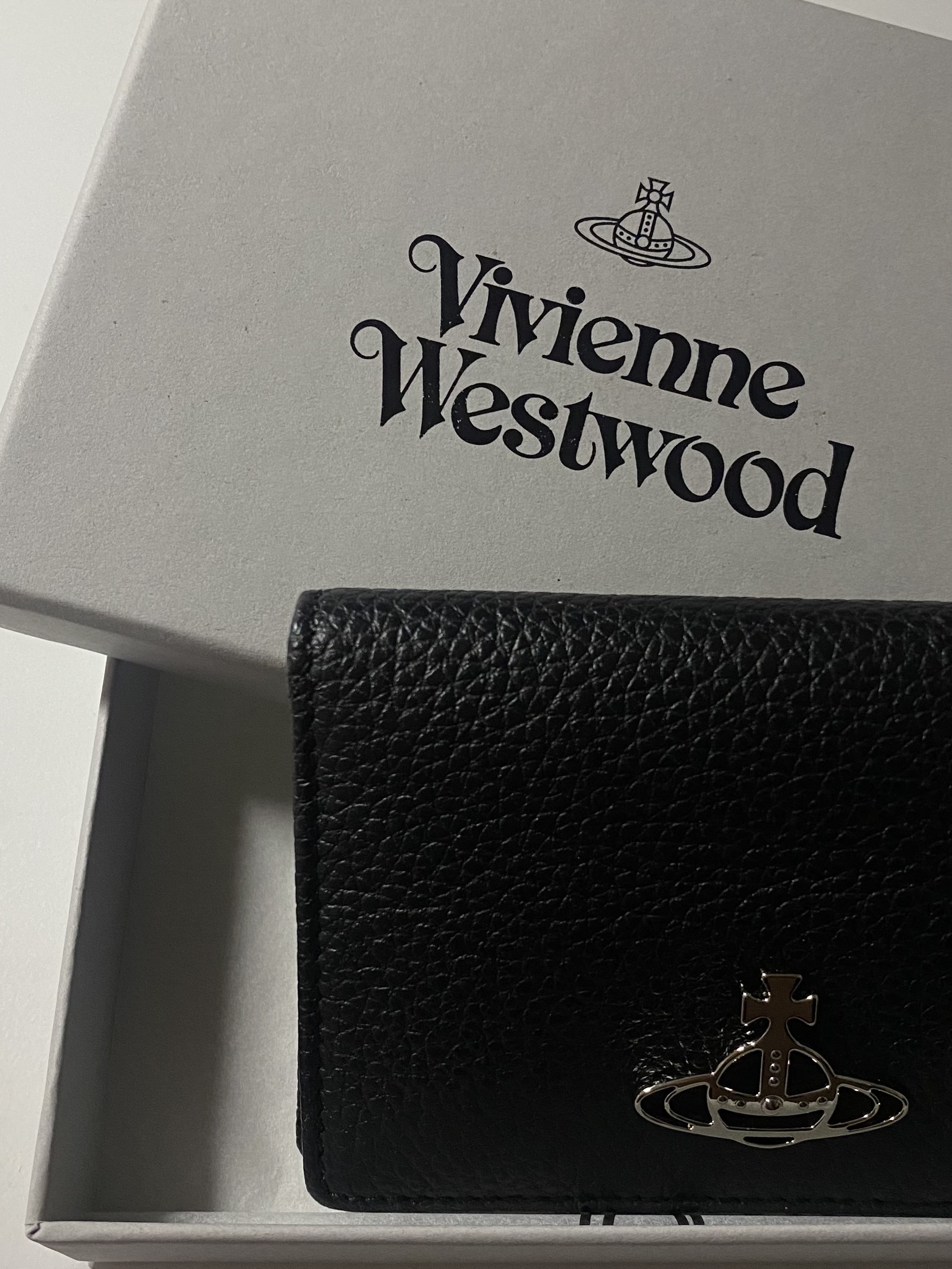 Vivienne Westwood Grain Leather Card Holder Black 착용 스타일