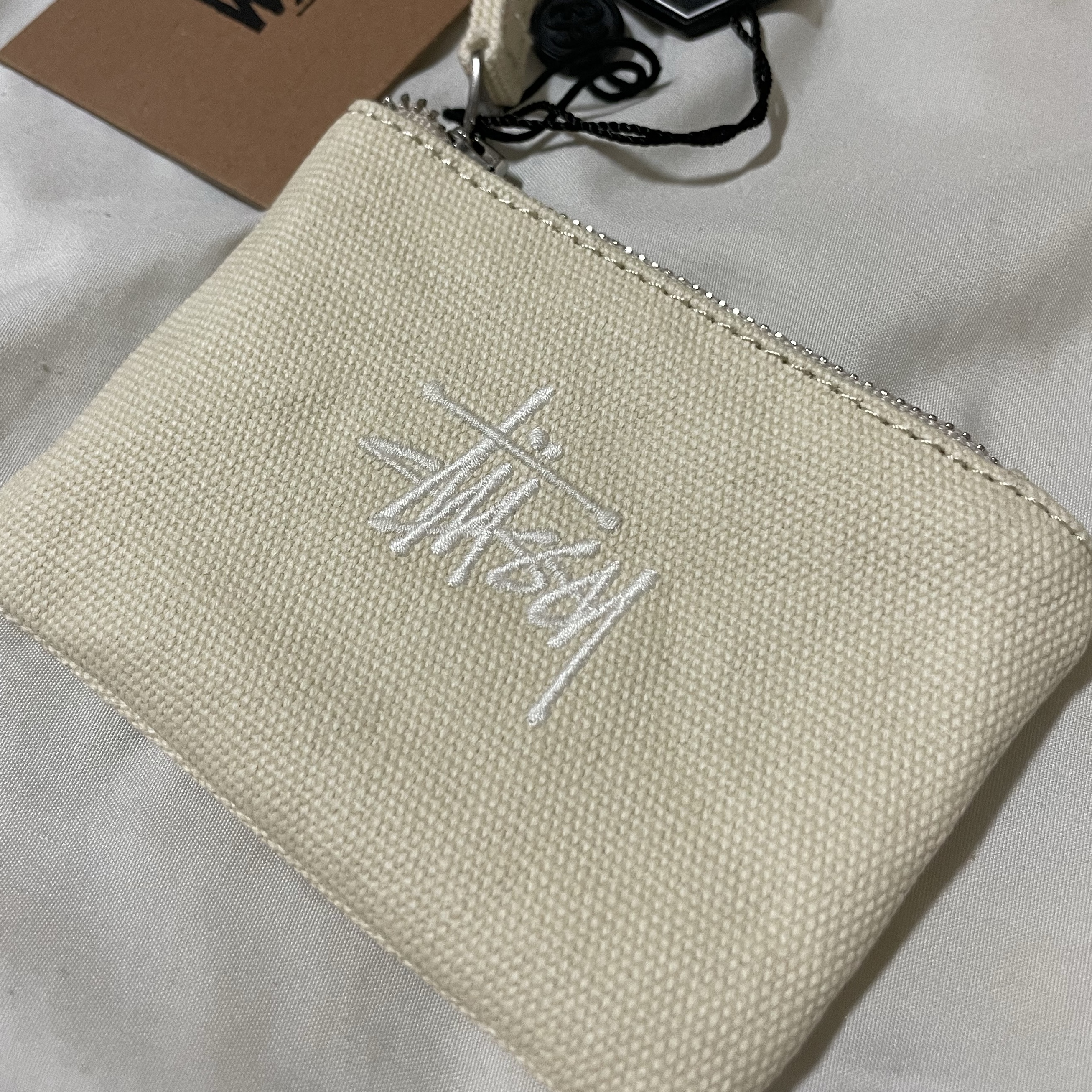 Stussy Canvas Coin Pouch Natural 착용 스타일 - 1