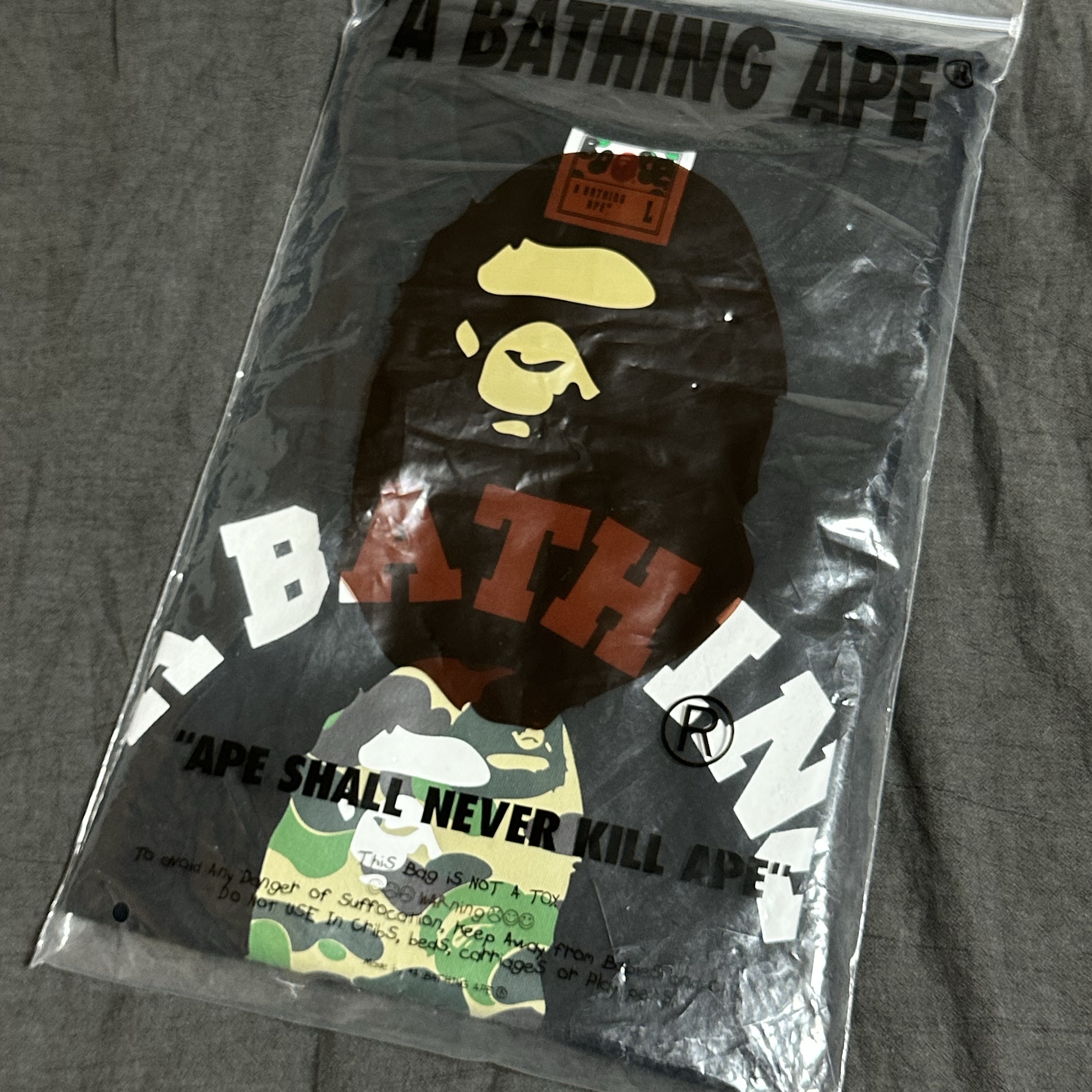 BAPE ABC Camo College T-Shirt Black Green, Jordan 1 Retro High OG Hyper Royal 착용 스타일 - 3
