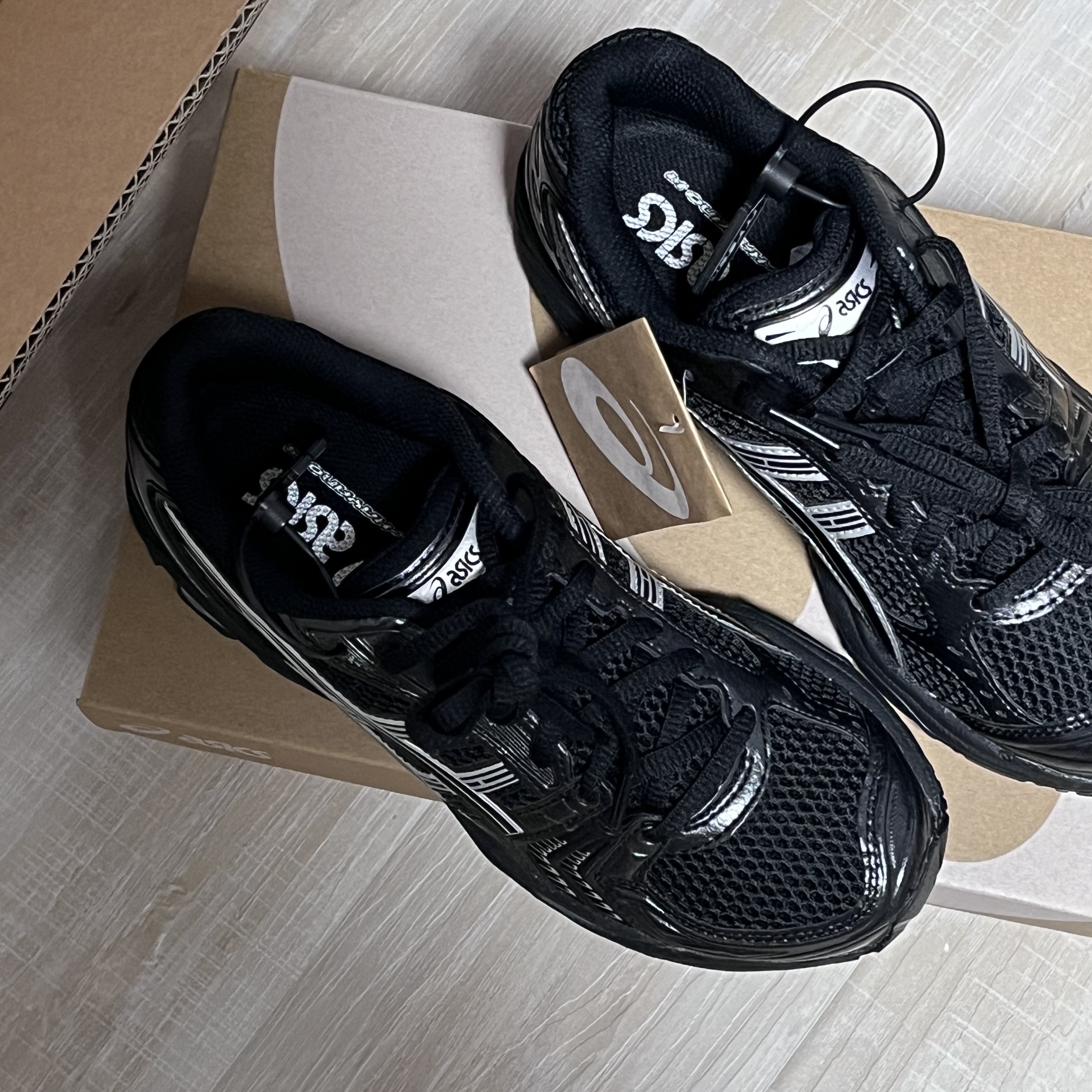 Asics Gel-Kayano 14 Black Pure Silver 착용 스타일 - 1