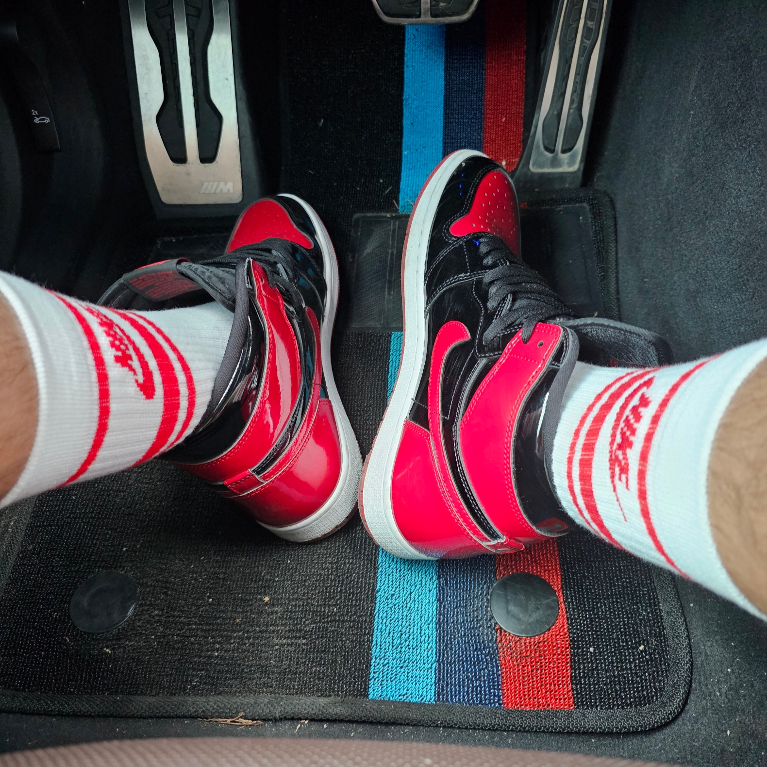 Jordan 1 Retro High OG Patent Bred, Nike NSW Everyday Essential Crew Socks White University Red (3 Pack/Korean Ver.) 착용 스타일