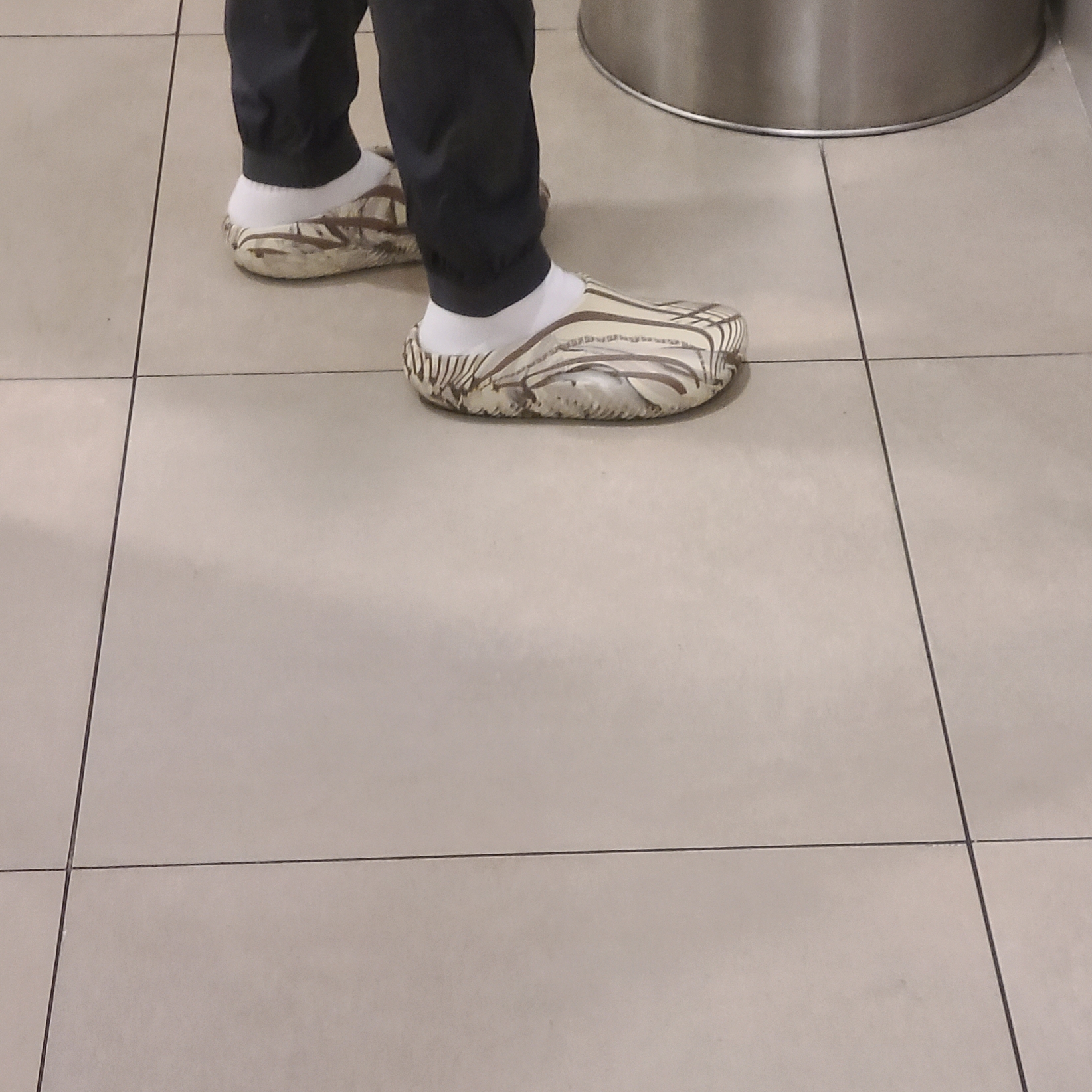 Crocs x Palace Recovery Clog Bone Multi 착용 스타일 - 2